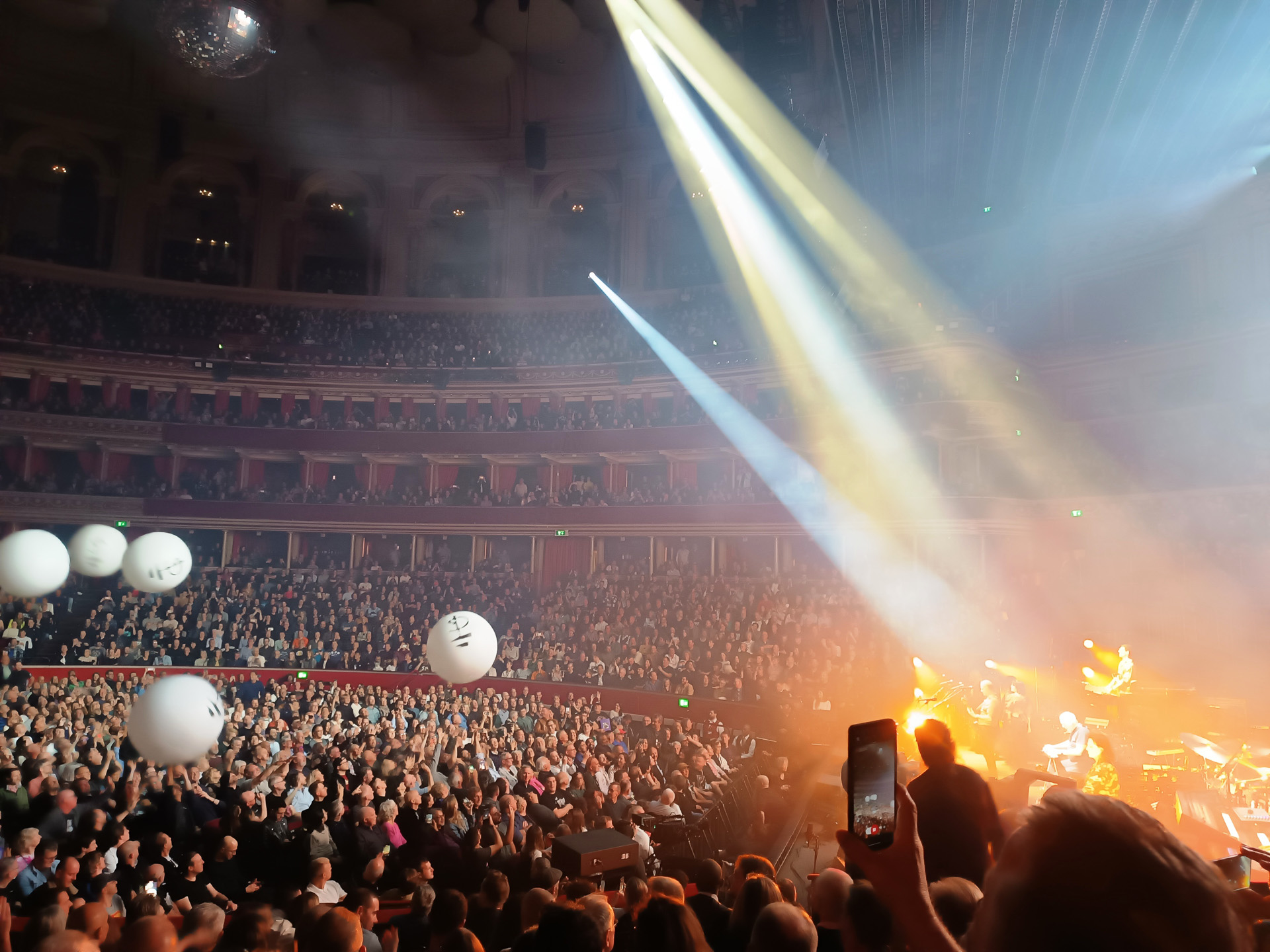 夜のコンサートの様子。コンサート中はほかのお客さんのジャマにならない範囲で写真と動画の撮影が許可されていました