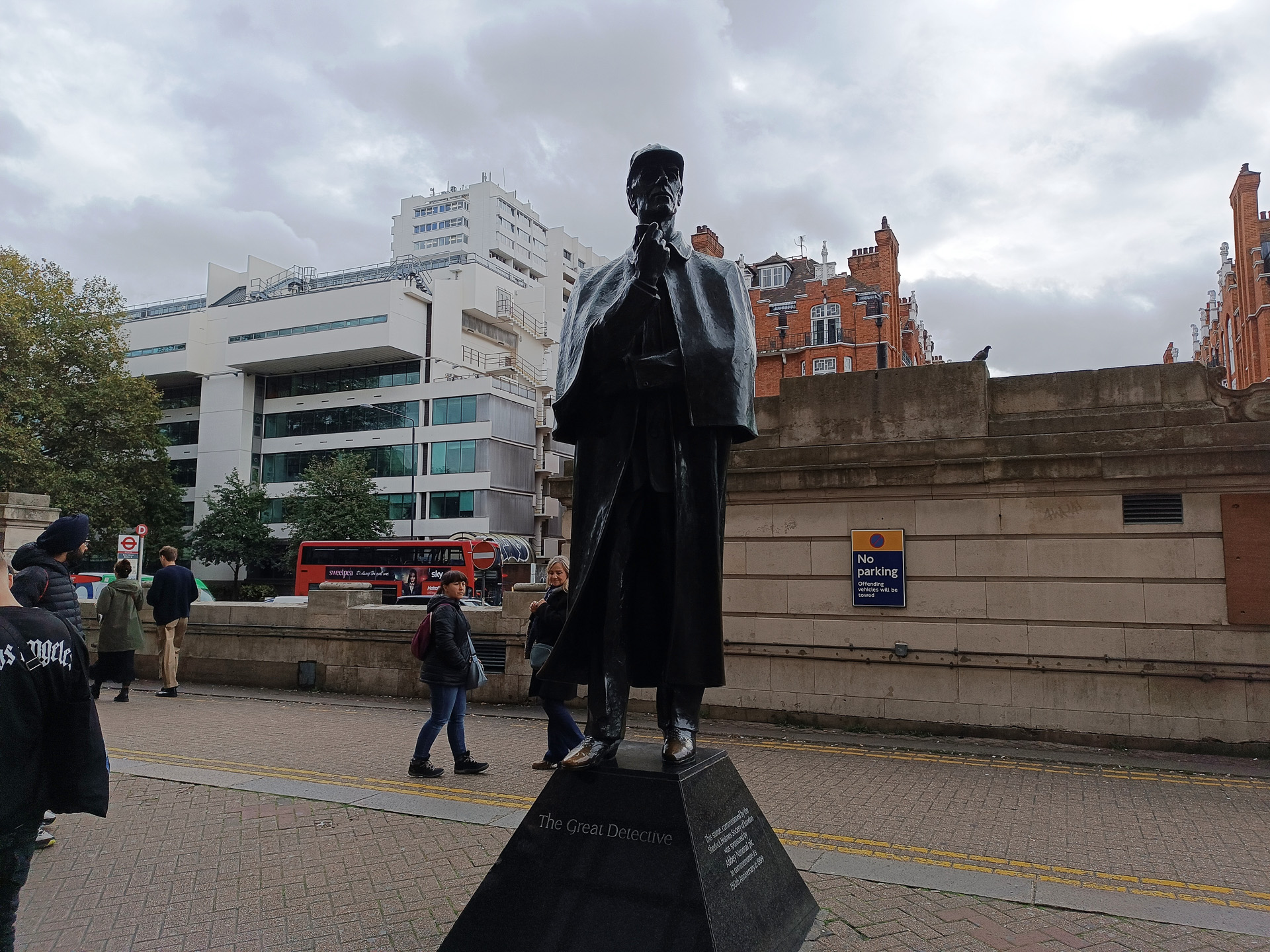 最寄り駅を出るとシャーロック・ホームズ像が