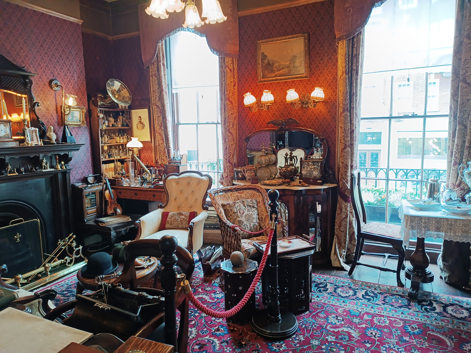 入口の階段を上がってすぐにリビングとホームズの寝室、その上の階にはワトソン博士とハドソン夫人の部屋があります。各部屋には物語に関する小道具があちこちに。日本語の説明もありました