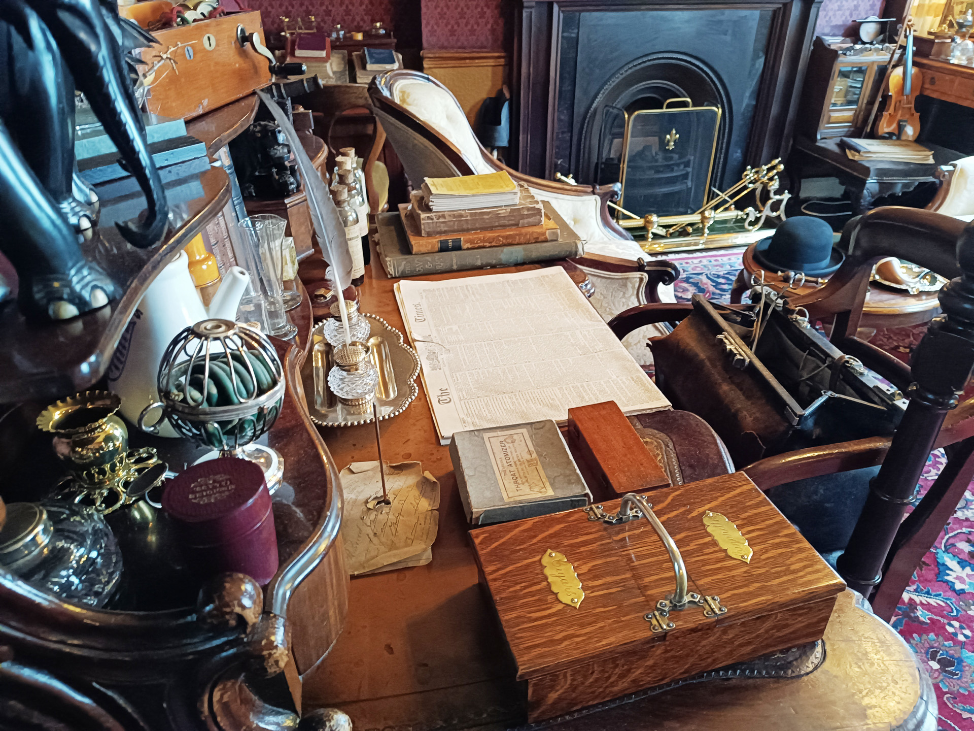 入口の階段を上がってすぐにリビングとホームズの寝室、その上の階にはワトソン博士とハドソン夫人の部屋があります。各部屋には物語に関する小道具があちこちに。日本語の説明もありました