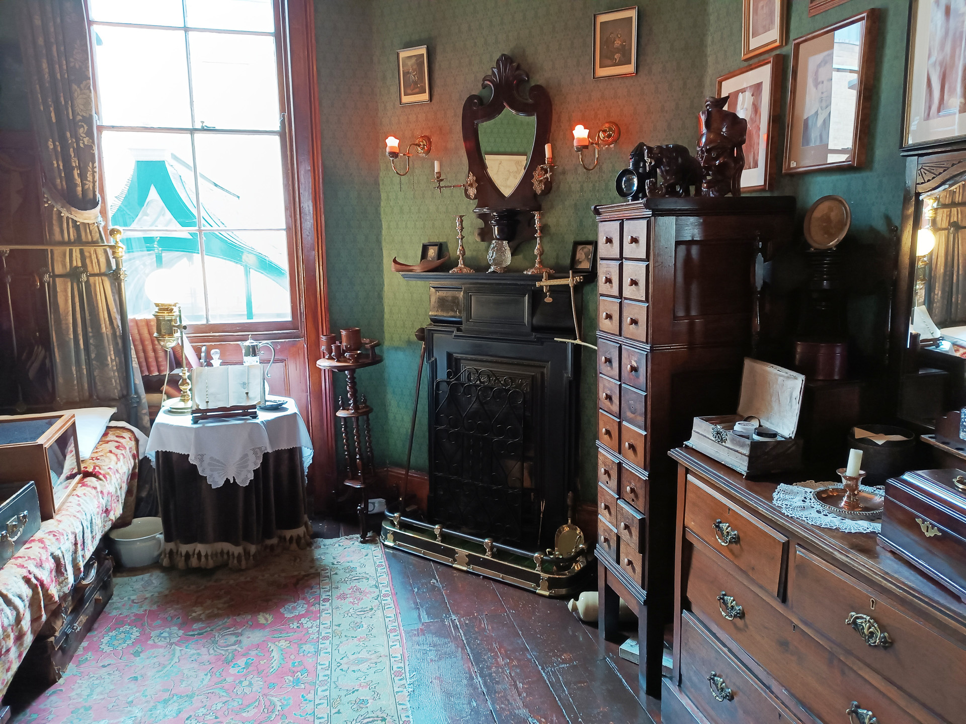 入口の階段を上がってすぐにリビングとホームズの寝室、その上の階にはワトソン博士とハドソン夫人の部屋があります。各部屋には物語に関する小道具があちこちに。日本語の説明もありました