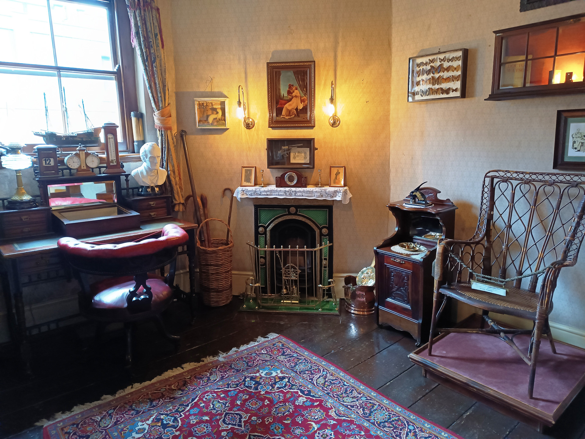 入口の階段を上がってすぐにリビングとホームズの寝室、その上の階にはワトソン博士とハドソン夫人の部屋があります。各部屋には物語に関する小道具があちこちに。日本語の説明もありました