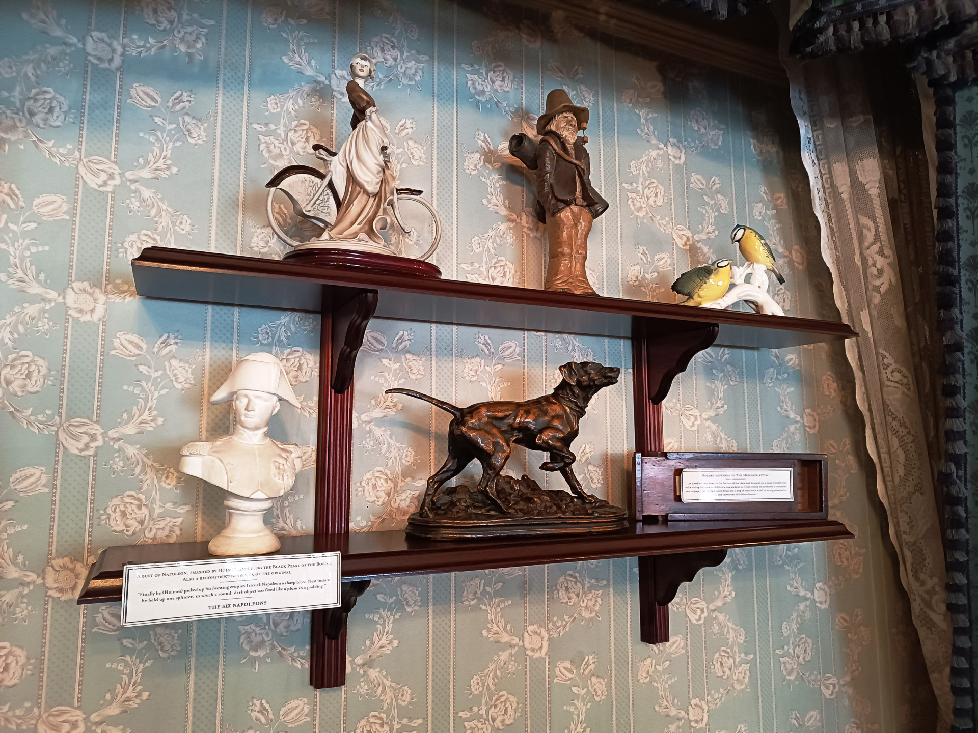 入口の階段を上がってすぐにリビングとホームズの寝室、その上の階にはワトソン博士とハドソン夫人の部屋があります。各部屋には物語に関する小道具があちこちに。日本語の説明もありました