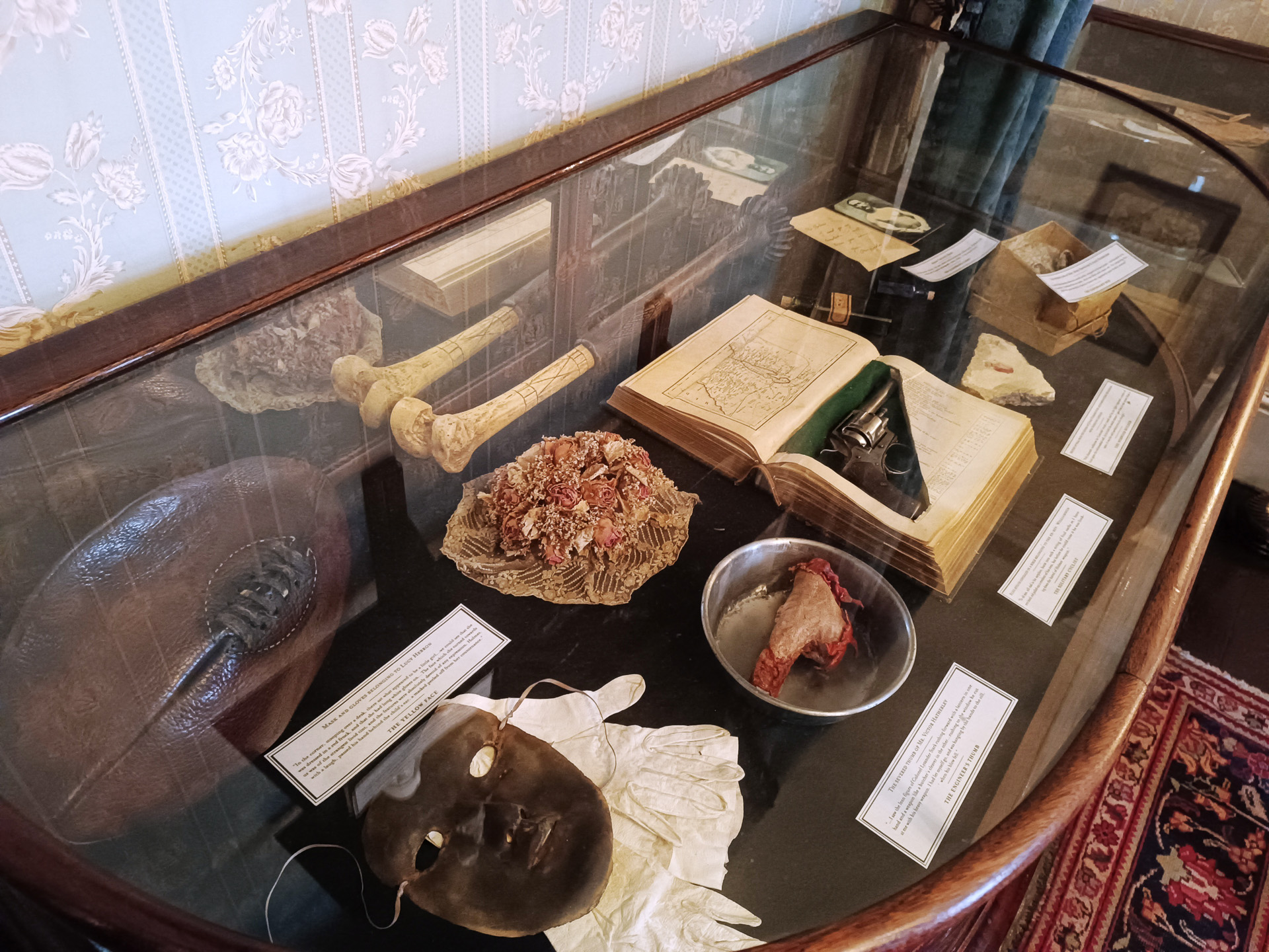 入口の階段を上がってすぐにリビングとホームズの寝室、その上の階にはワトソン博士とハドソン夫人の部屋があります。各部屋には物語に関する小道具があちこちに。日本語の説明もありました