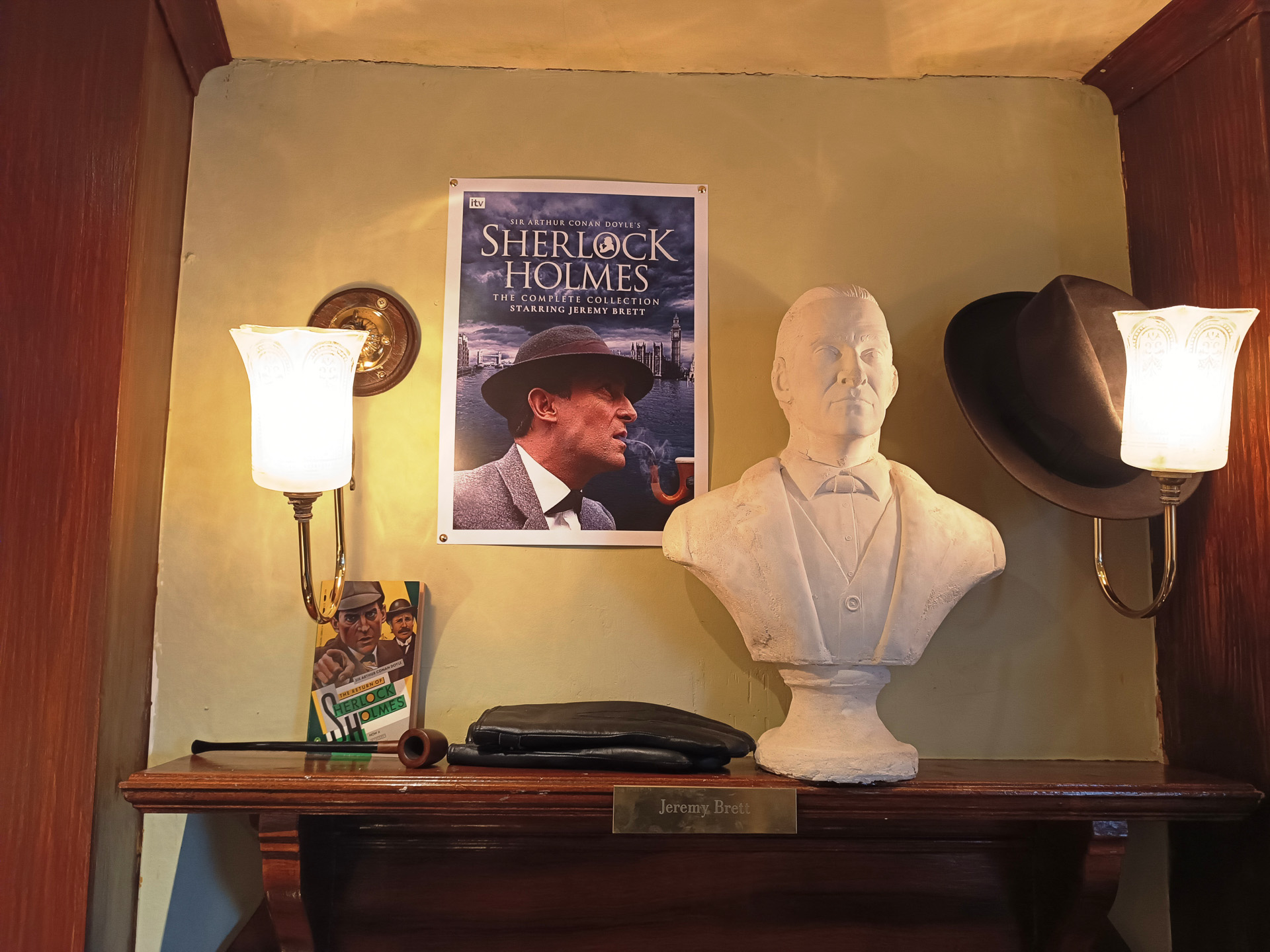 4階には映像化されたシャーロック・ホームズたちの石膏像。中央にあるのがジェレミー・ブレッド版