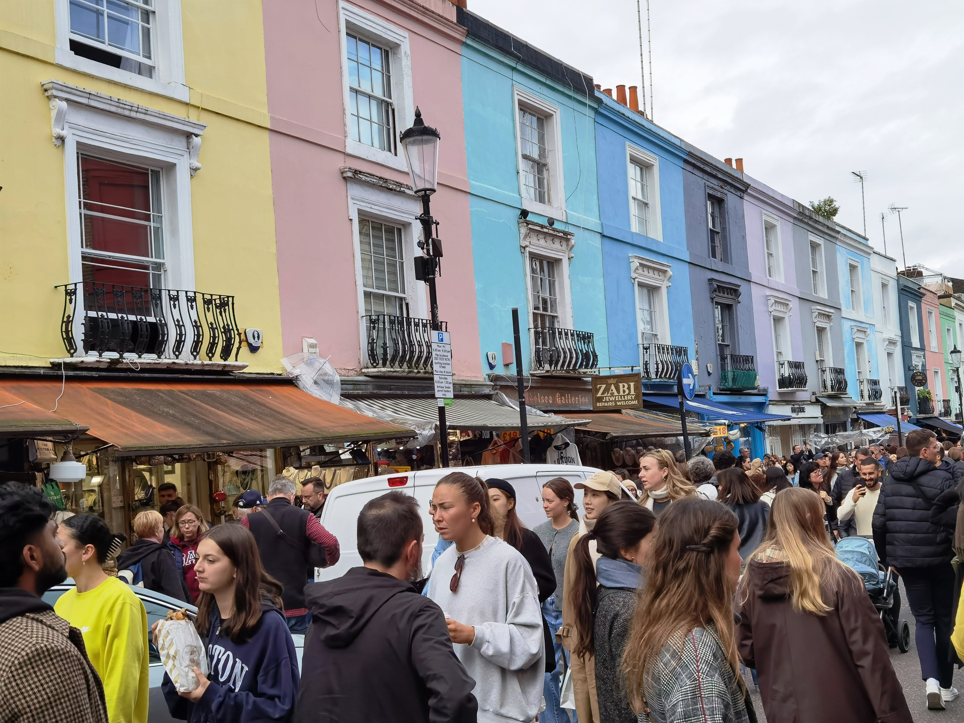 ポートベローマーケットではアンティーク品、生鮮食品、ストリートフードなどのお店がずらっと並び大変なにぎわい