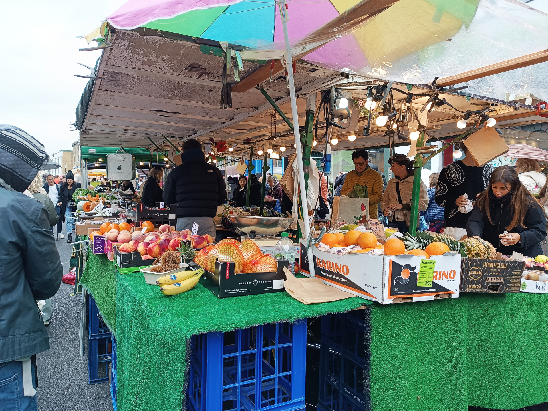 ポートベローマーケットではアンティーク品、生鮮食品、ストリートフードなどのお店がずらっと並び大変なにぎわい