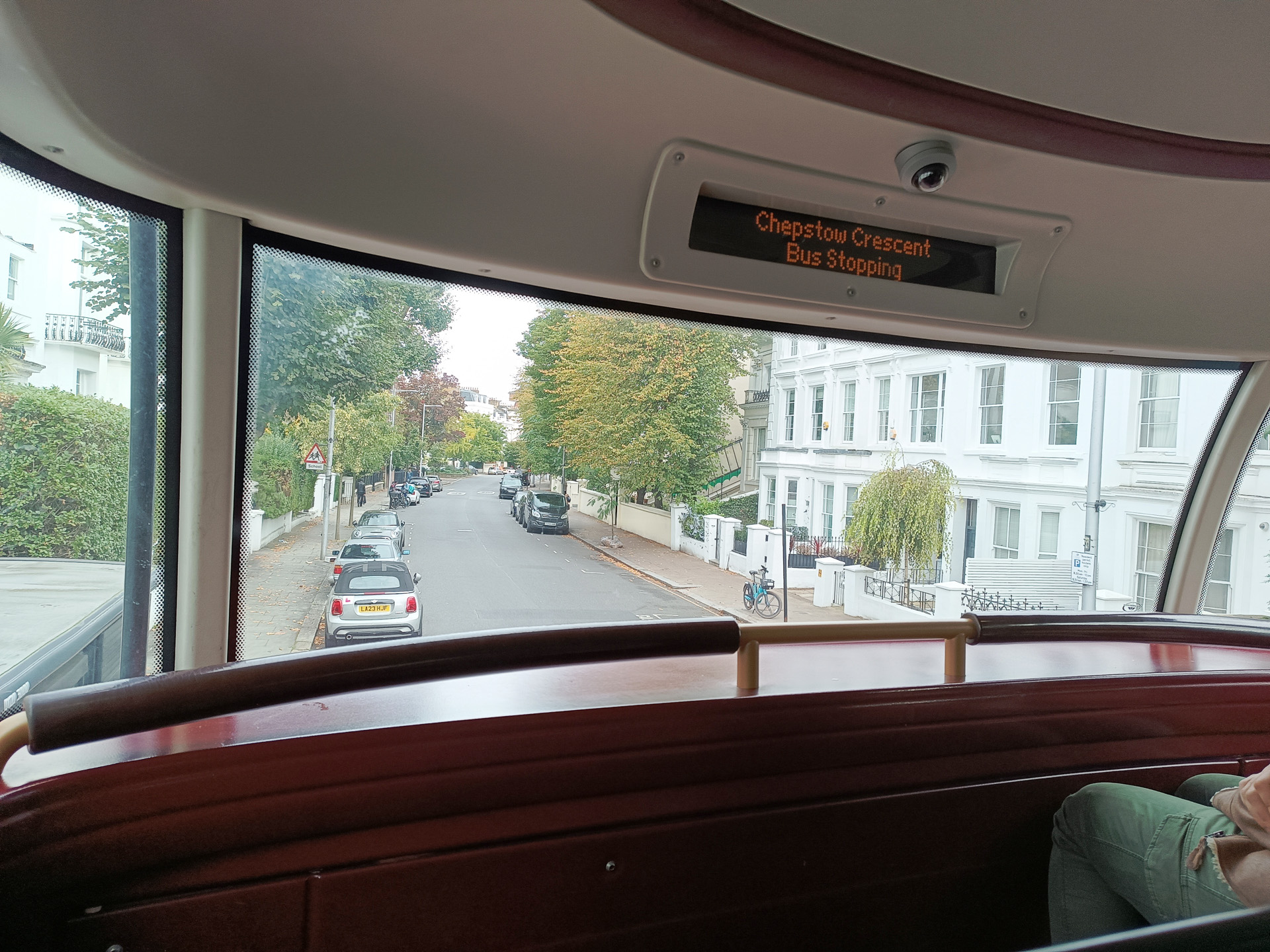 最後はロンドン名物、2階建ての赤いバスから外を眺めつつ、セント・パンクラス駅に向かいました