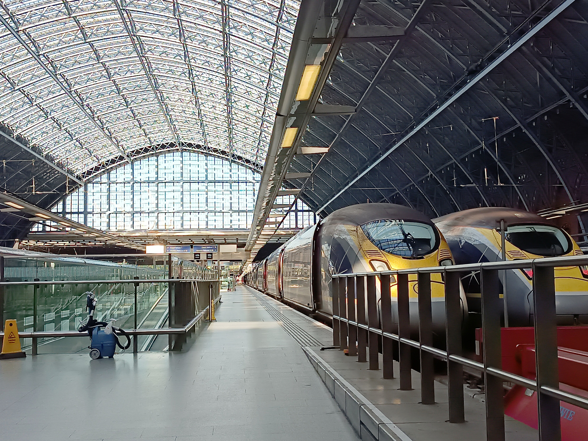 最後はロンドン名物、2階建ての赤いバスから外を眺めつつ、セント・パンクラス駅に向かいました