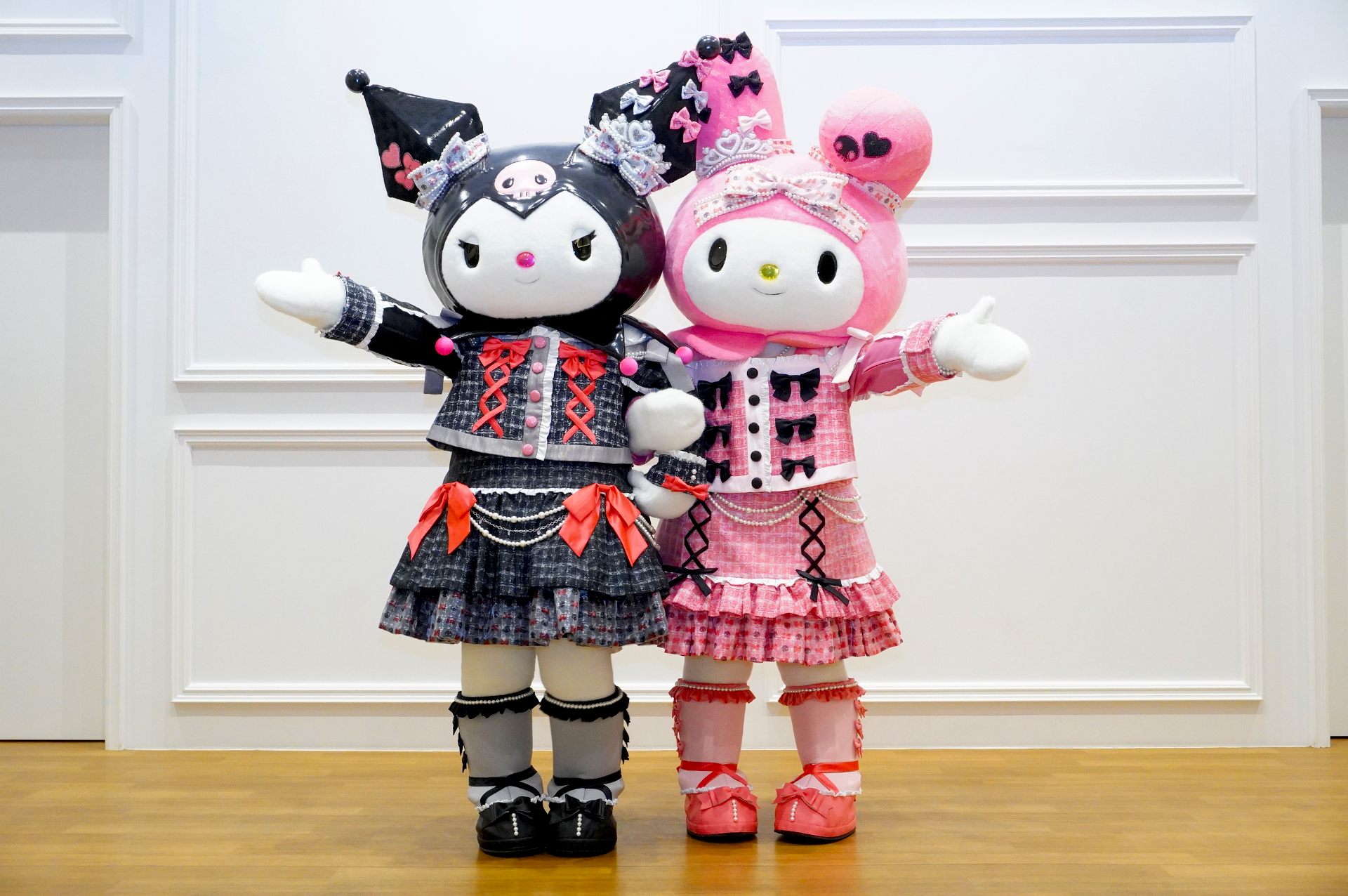 アニバーサリーのために製作した新コスチュームをメディアに披露した