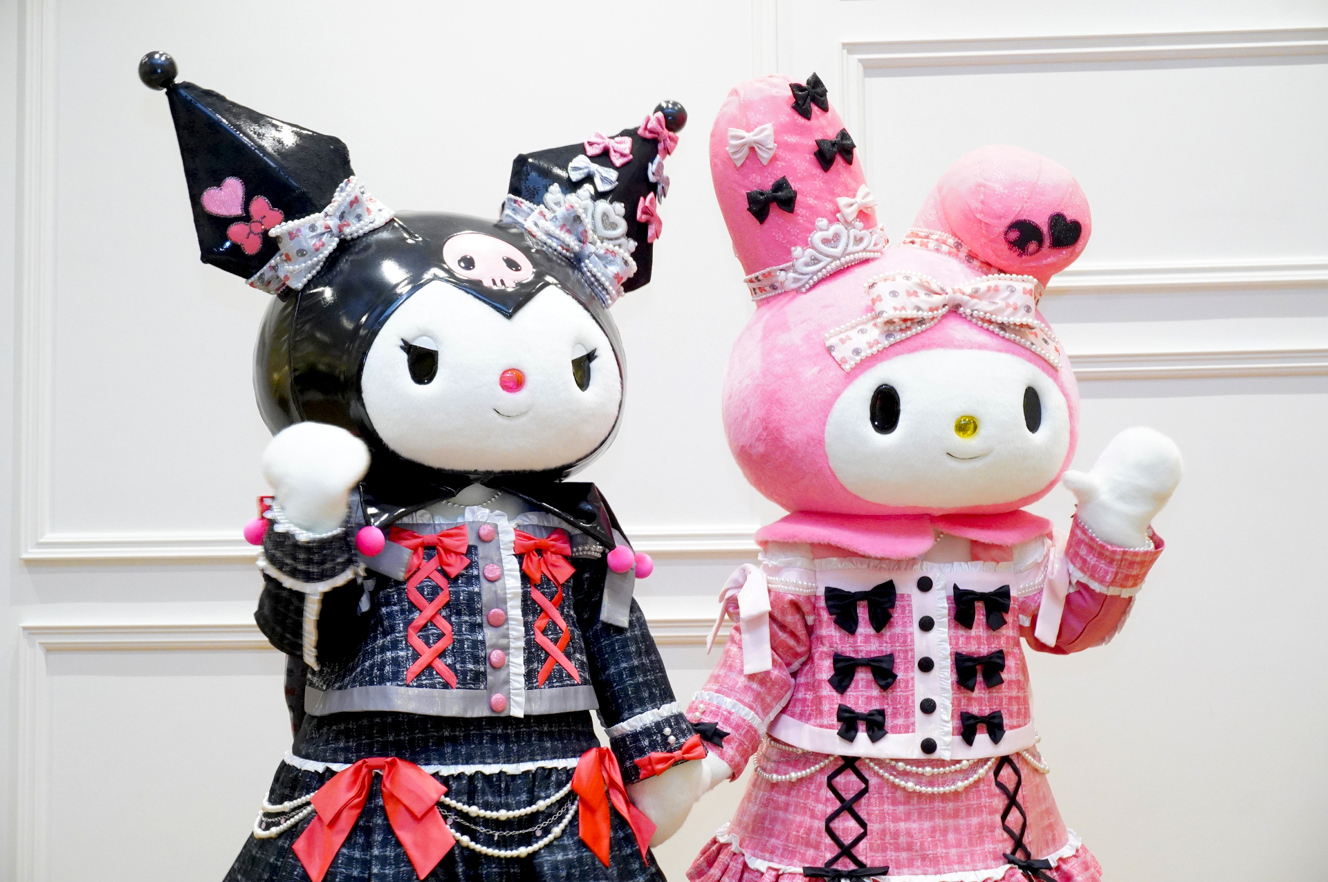 新作コスチュームのふたりに会える！　ポイントは、おそろいのティアラやりぼん