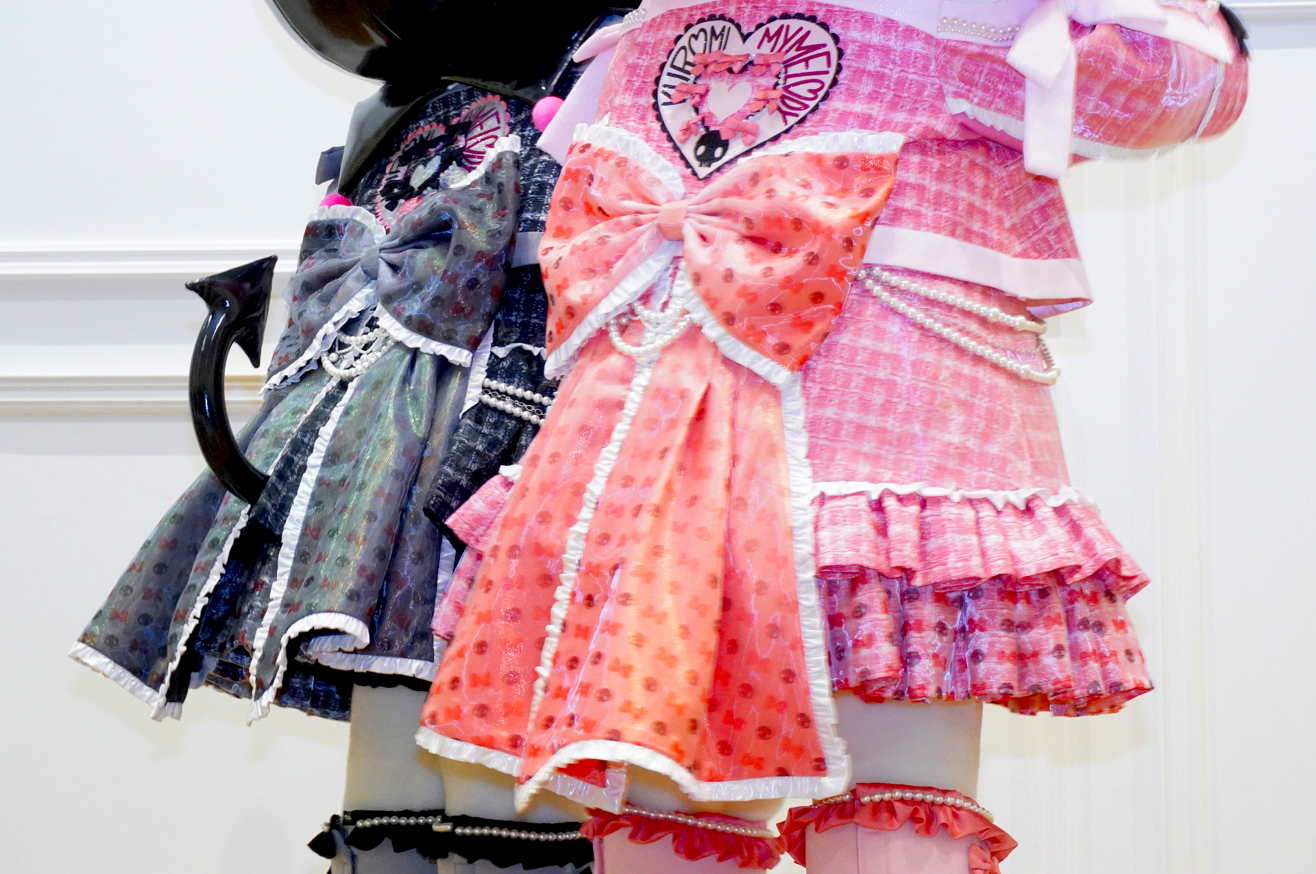 新作コスチュームのふたりに会える！　ポイントは、おそろいのティアラやりぼん