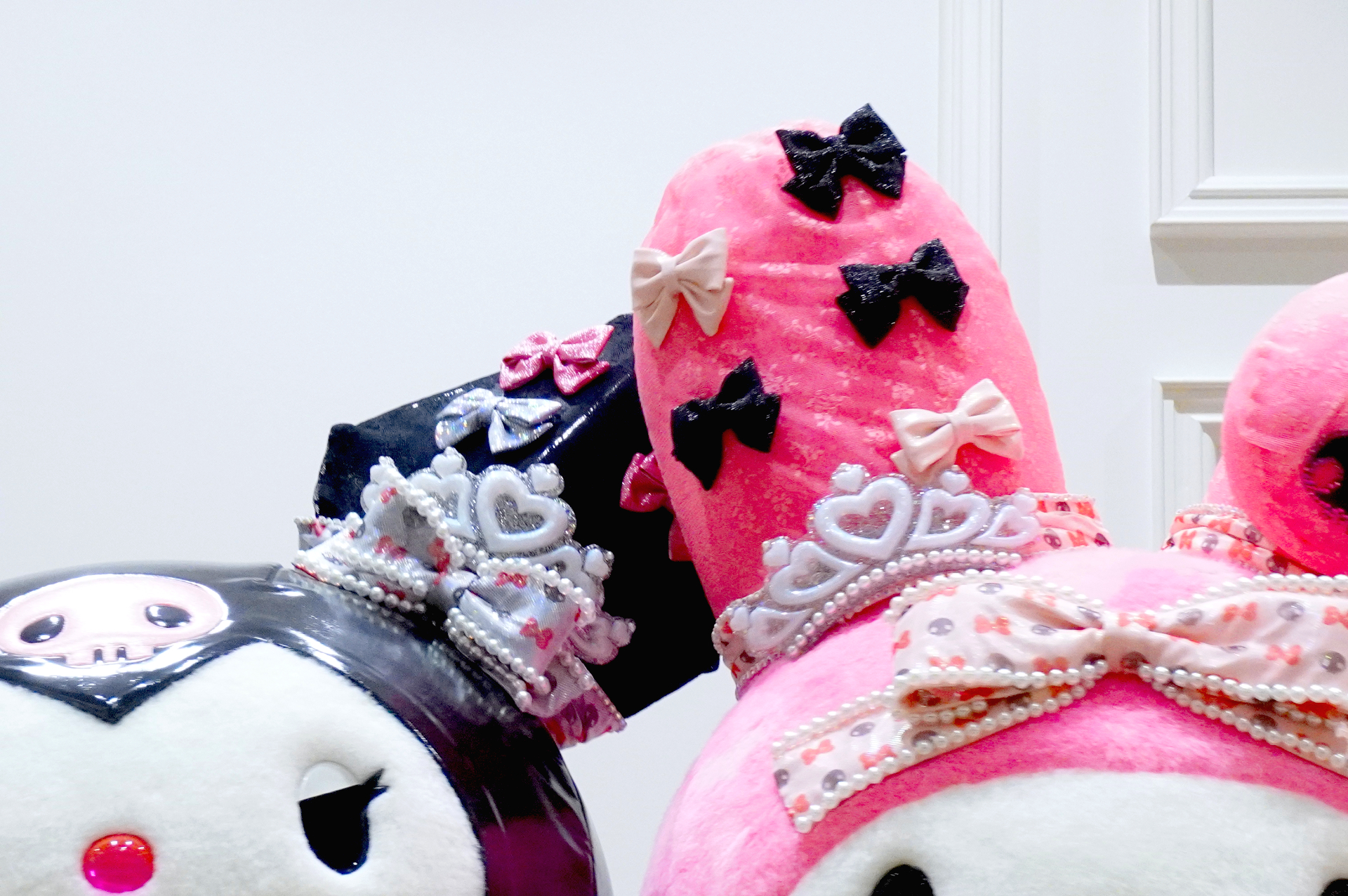 新作コスチュームのふたりに会える！　ポイントは、おそろいのティアラやりぼん