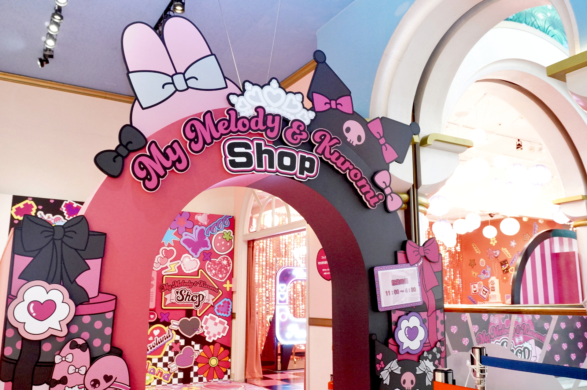 ふたりのパーティ会場をイメージした大人かわいい「ショップエリア」、大切な人とのおそろい写真を楽しめる「フォトスポットエリア」に分かれている