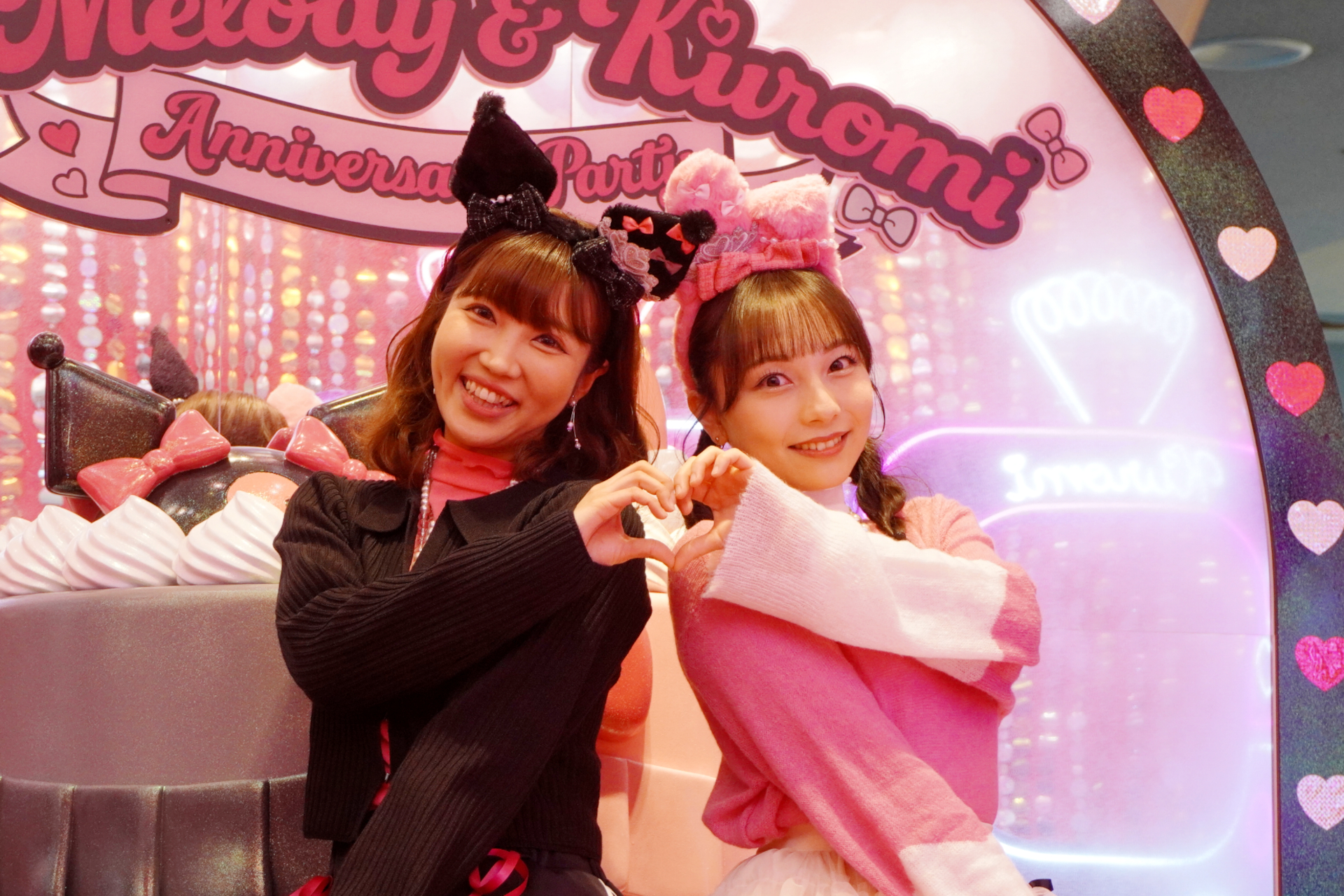 ふたりのパーティ会場をイメージした大人かわいい「ショップエリア」、大切な人とのおそろい写真を楽しめる「フォトスポットエリア」に分かれている