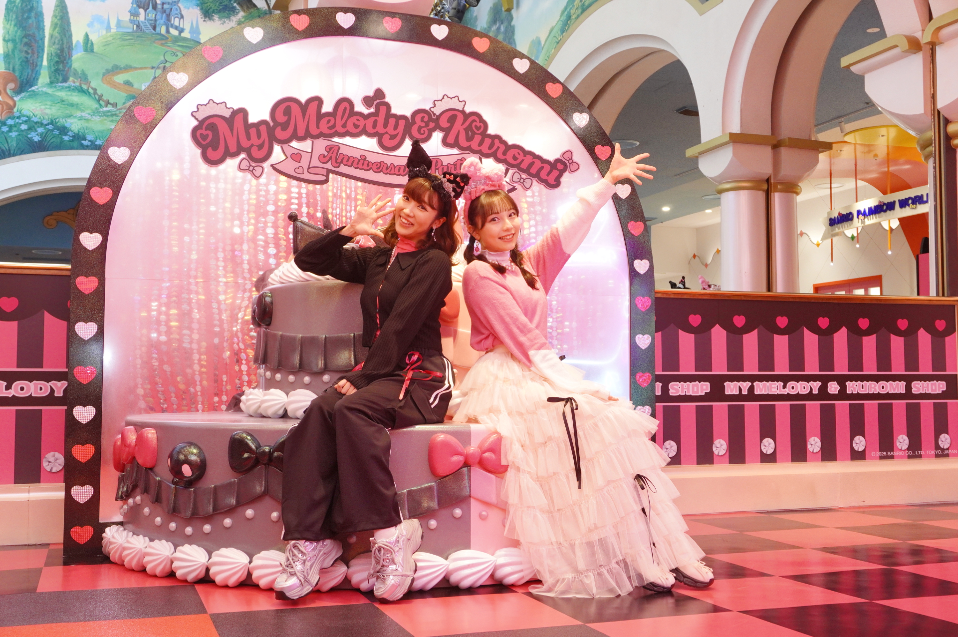 大きなバースデーケーキのフォトスポットで決めポーズ