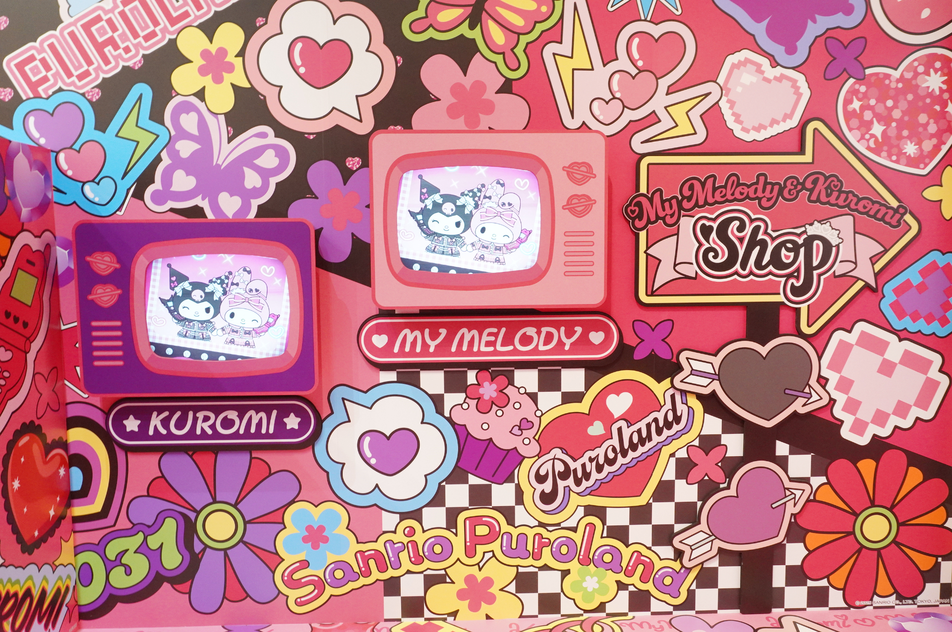 ふたりのパーティ会場をイメージした大人かわいい「ショップエリア」、大切な人とのおそろい写真を楽しめる「フォトスポットエリア」に分かれている