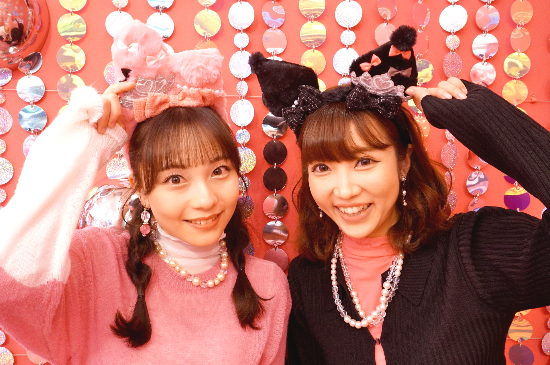 身につけアイテムの定番「カチューシャ」（各2970円）も新コスチューム仕様