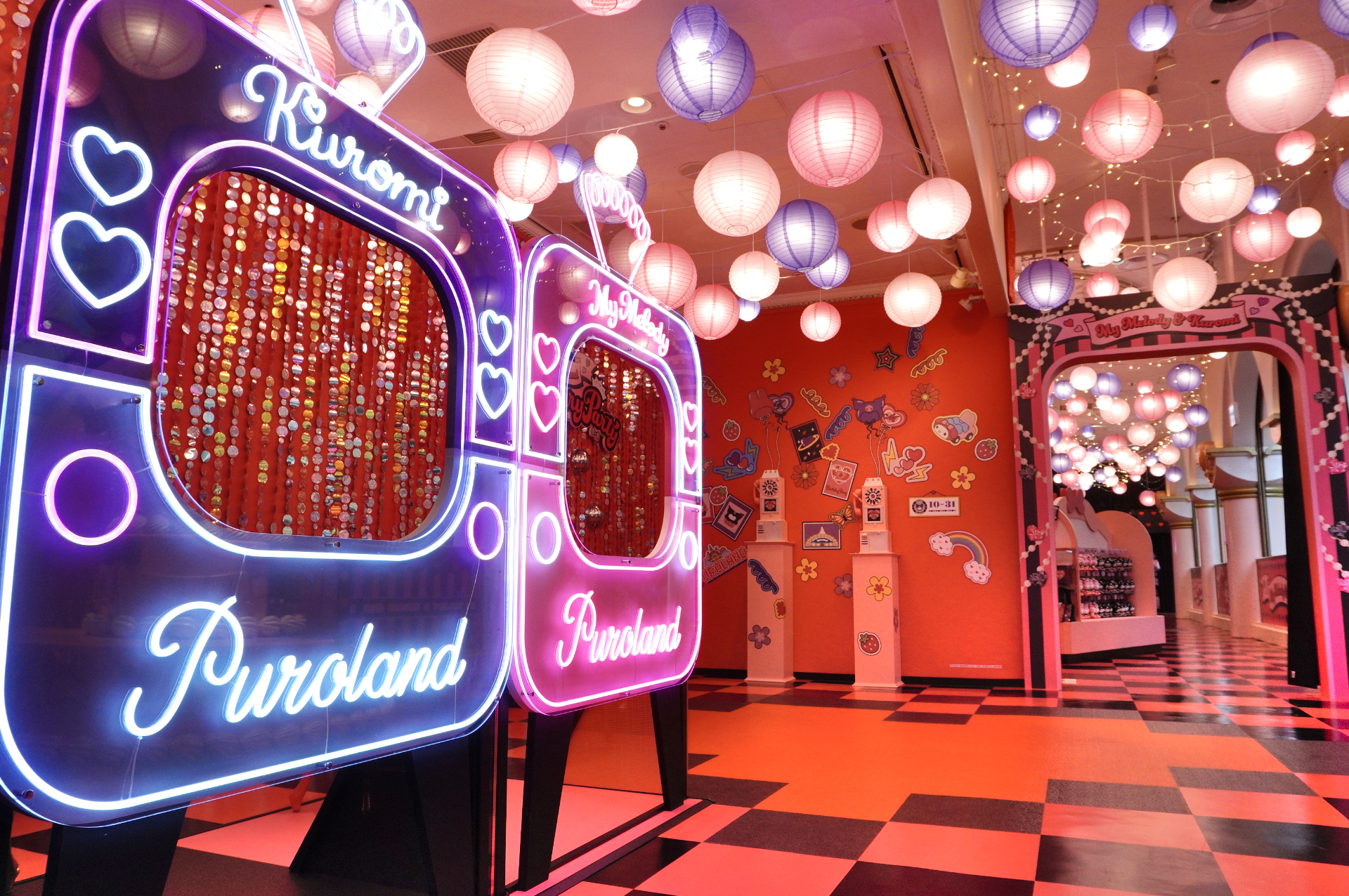 光り輝くネオンサインや頭上のバルーンなど、装飾がかわいいショップ内