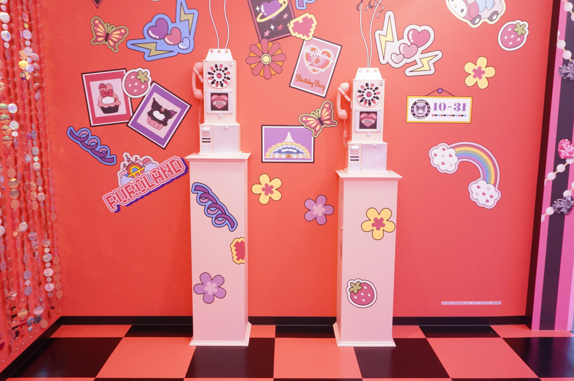 ふたりのパーティ会場をイメージした大人かわいい「ショップエリア」、大切な人とのおそろい写真を楽しめる「フォトスポットエリア」に分かれている