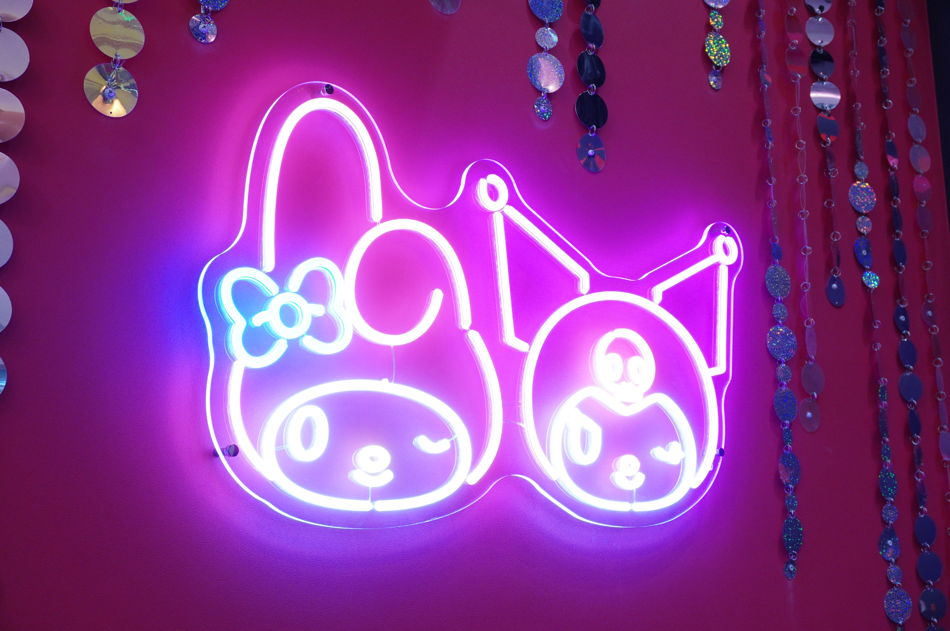光り輝くネオンサインや頭上のバルーンなど、装飾がかわいいショップ内