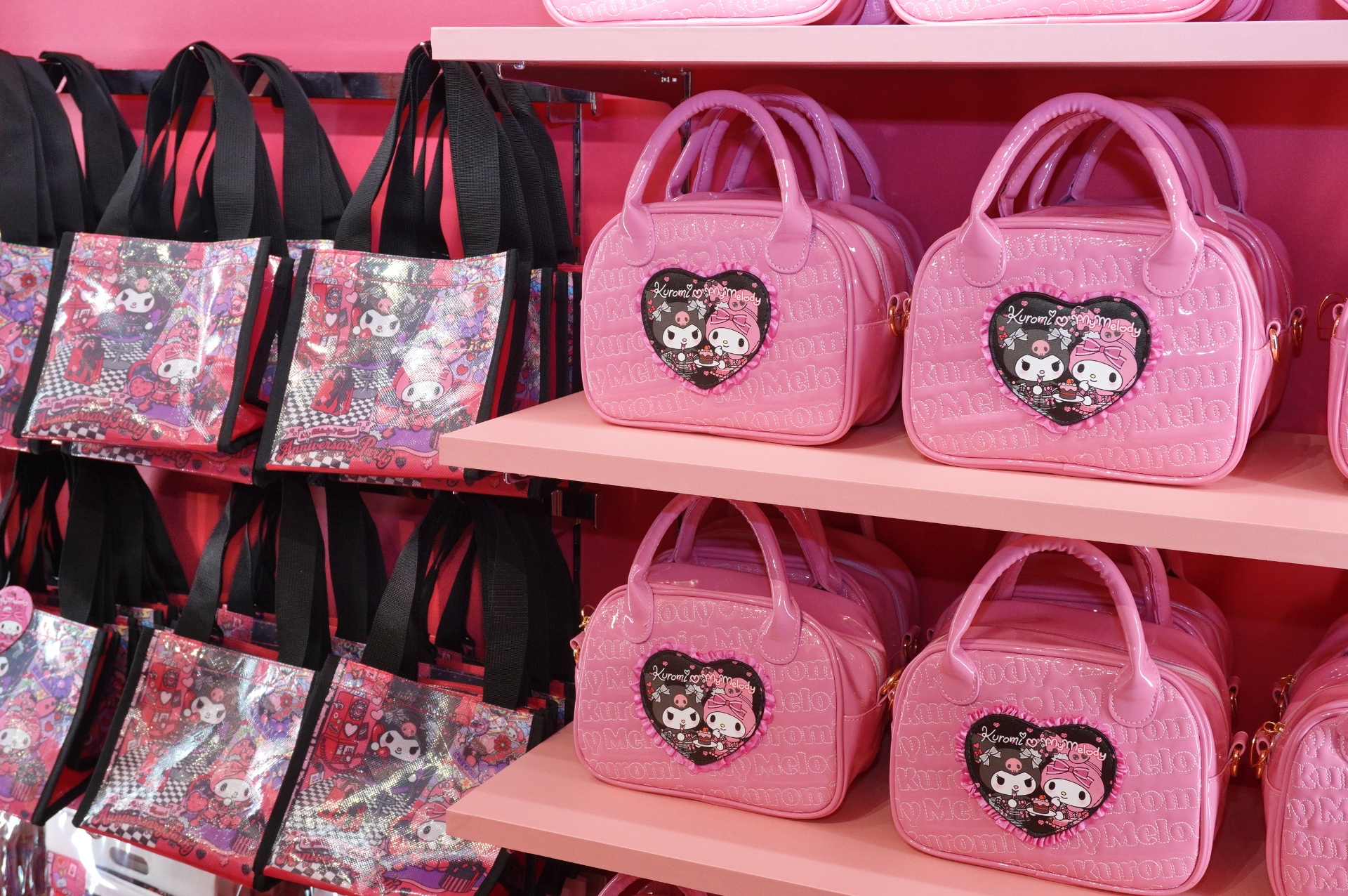 左は「ショッピングミニバッグ」（1100円）、右は「キルトバッグ」（3850円）