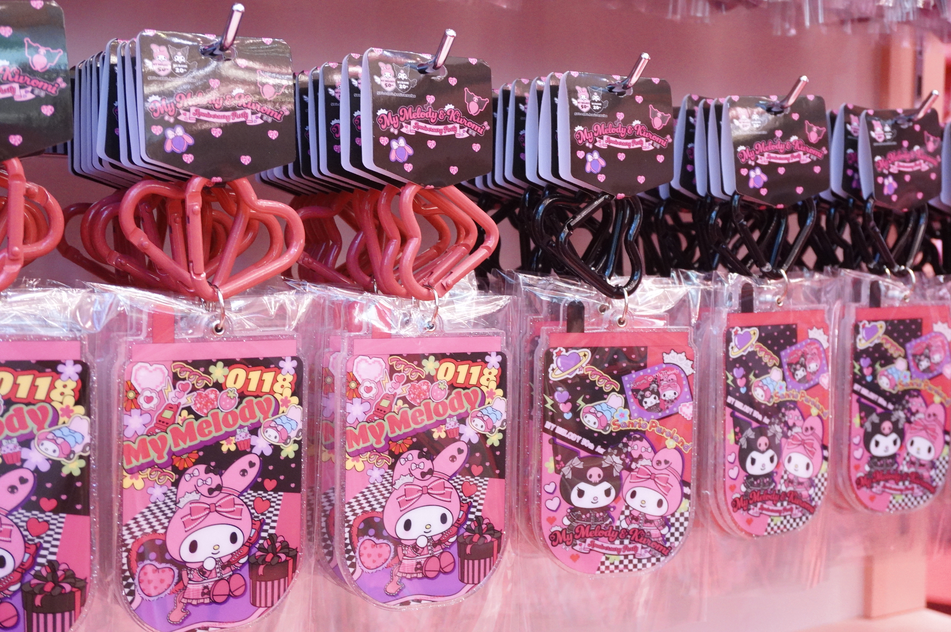 「ガラケー風アクリルチャーム」（全3種、各1430円）