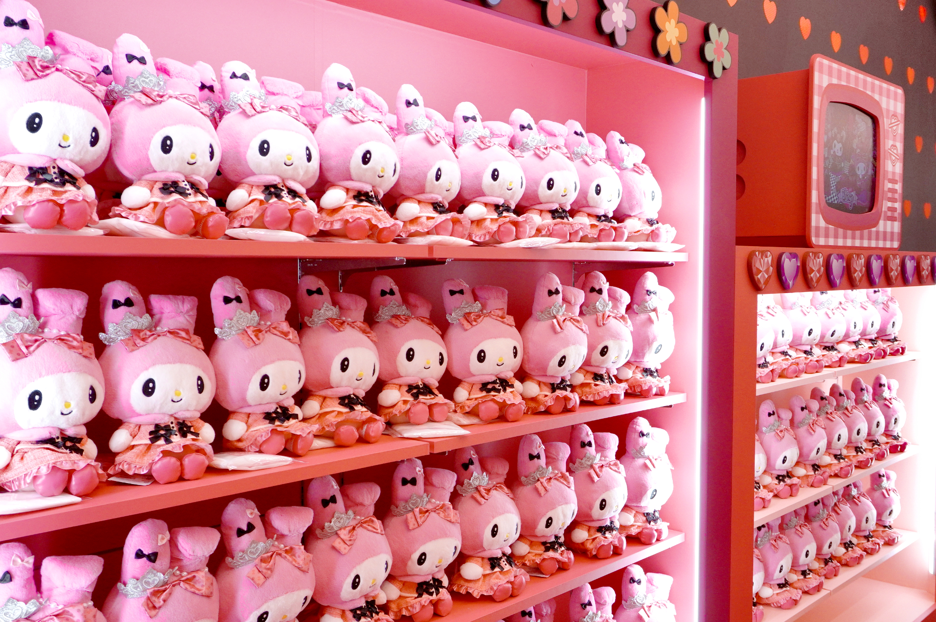 バースデードールは、4階「My Melody ＆ Kuromi Shop」と3階「エントランスショップ」で取り扱う