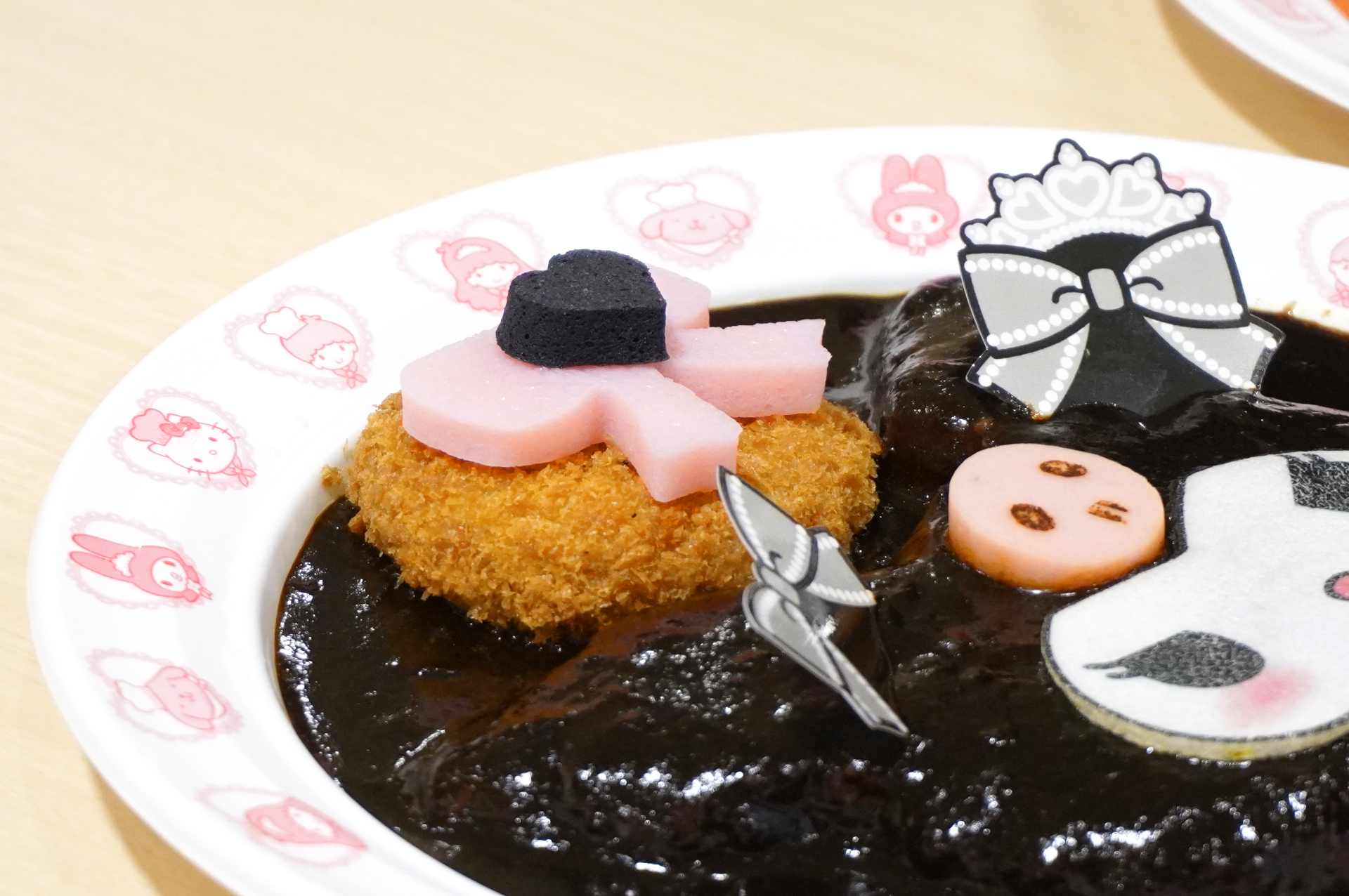 黒カレーはスパイシーながらフルーティーな甘味が特徴。ピンクカレーはまろやかなコクのなかで少しスパイシー