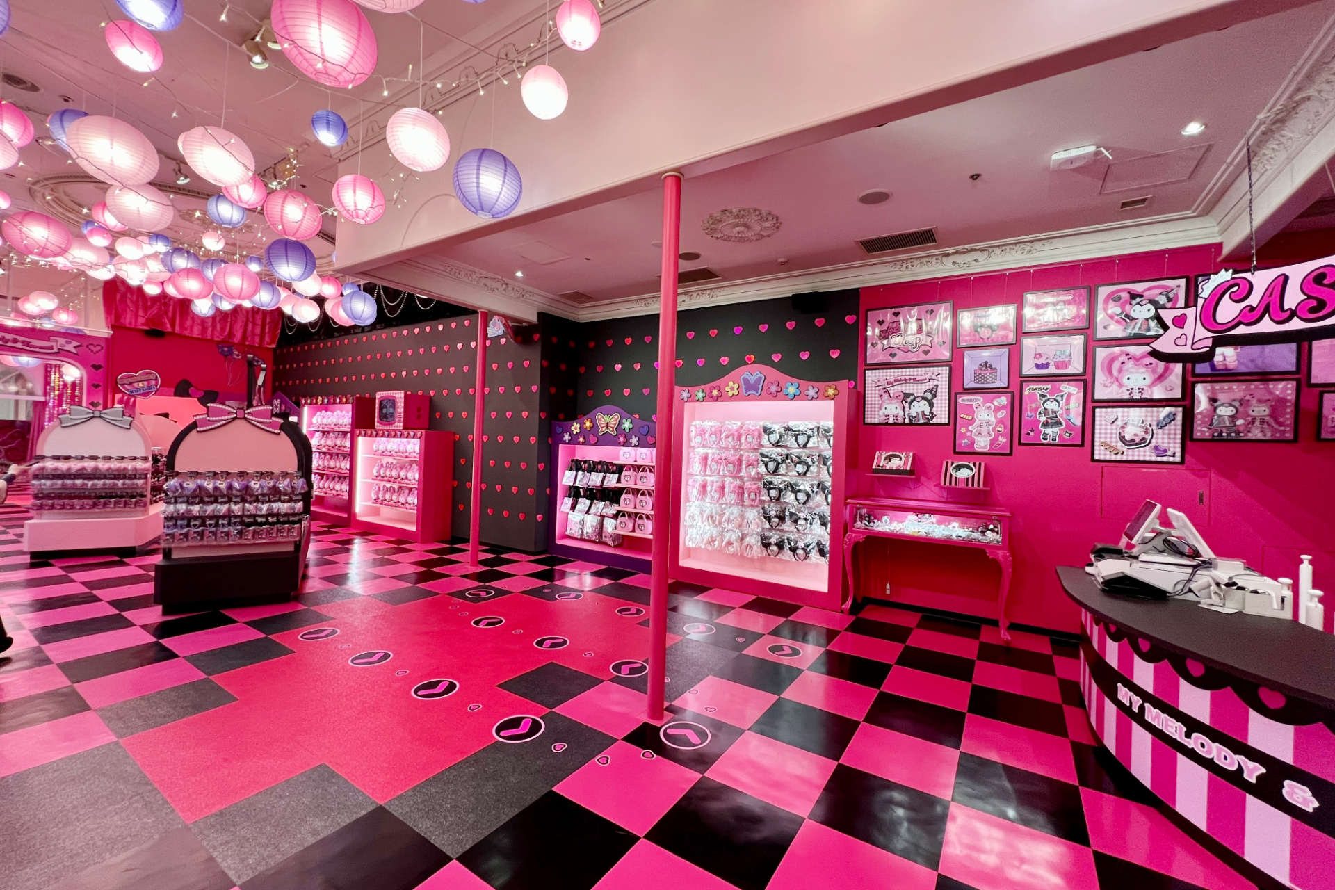 ふたりのパーティ会場をイメージした大人かわいい「ショップエリア」、大切な人とのおそろい写真を楽しめる「フォトスポットエリア」に分かれている