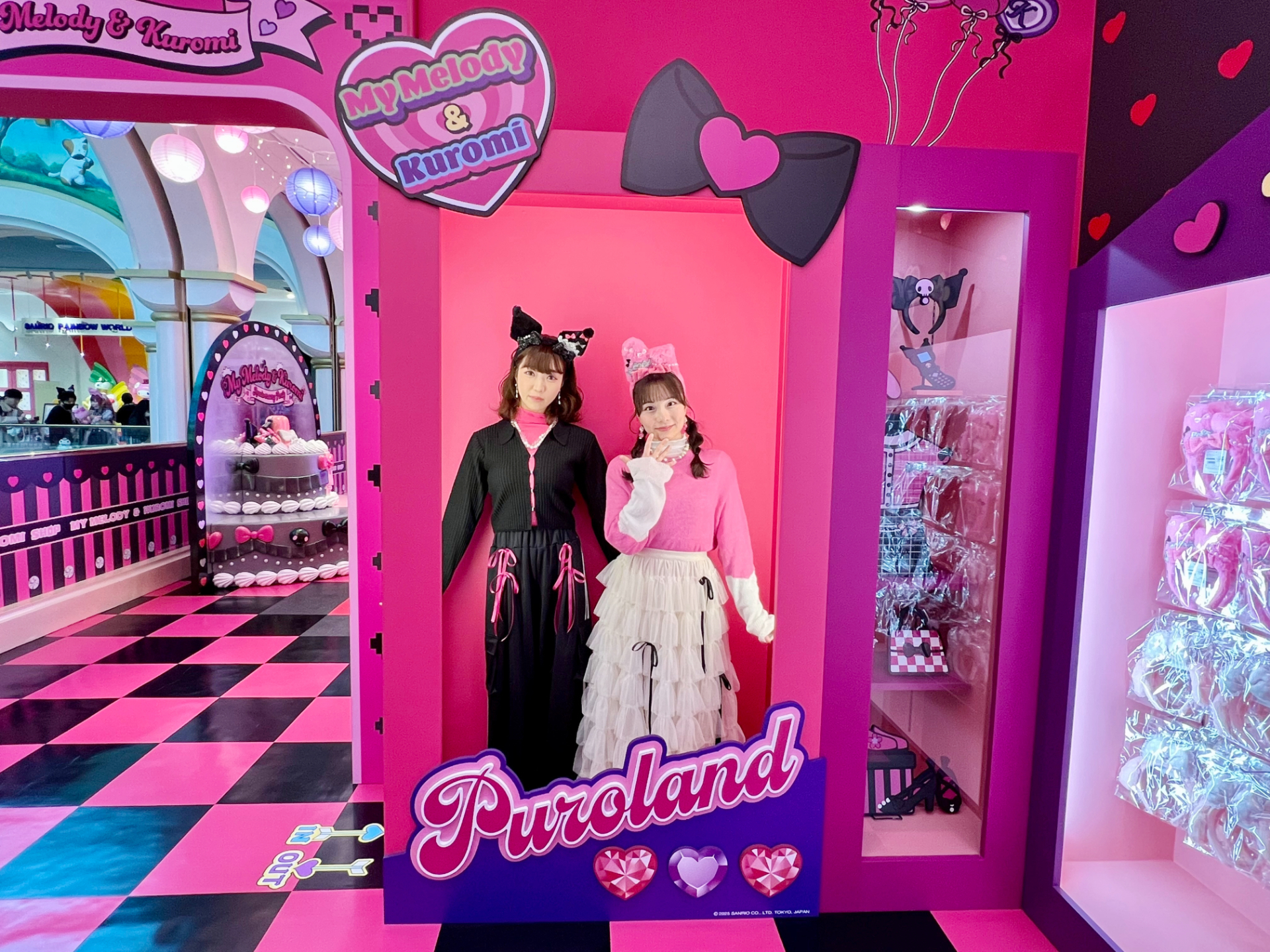 ショーウィンドウに入ってマネキンポーズで記念写真