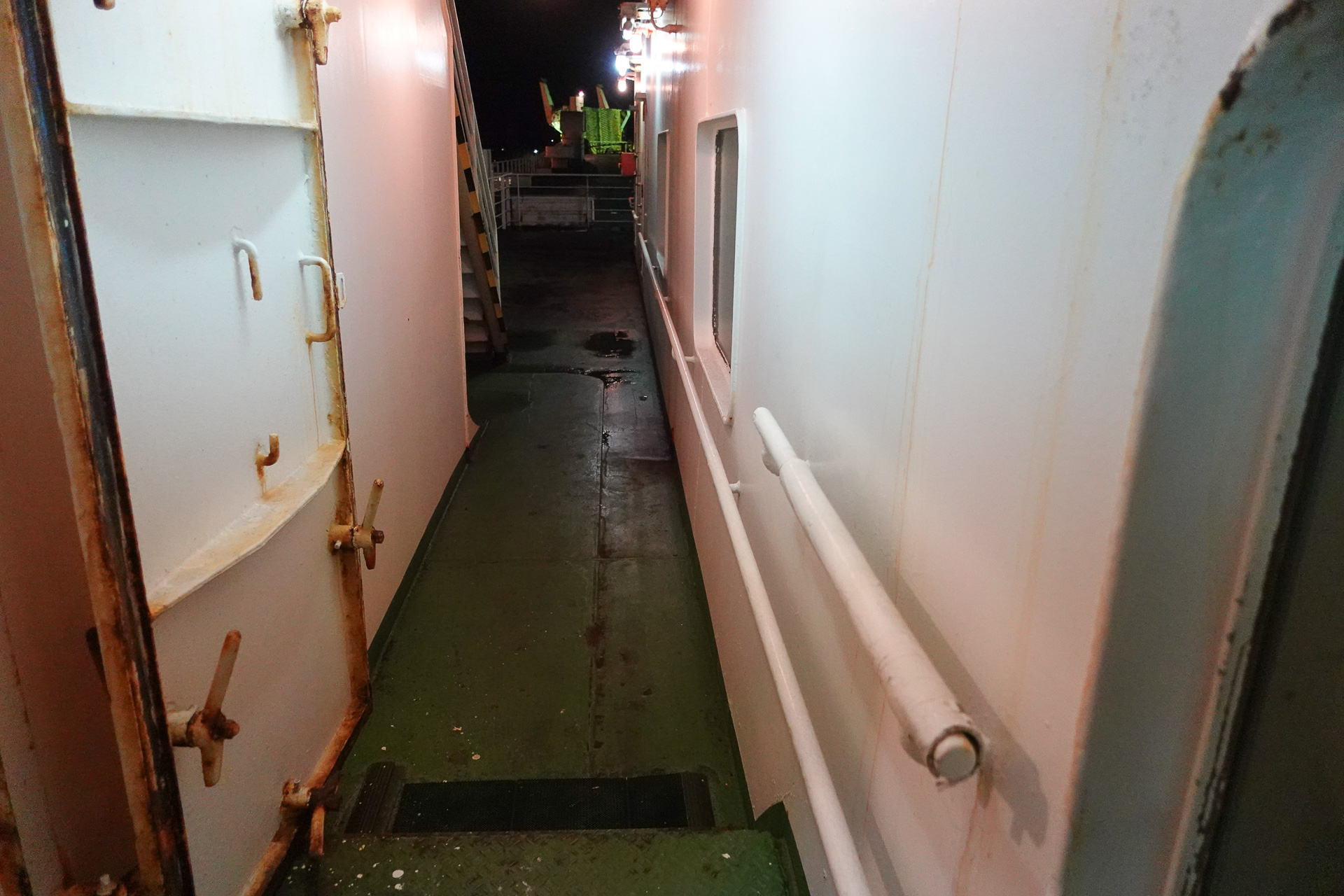 老朽化した船内