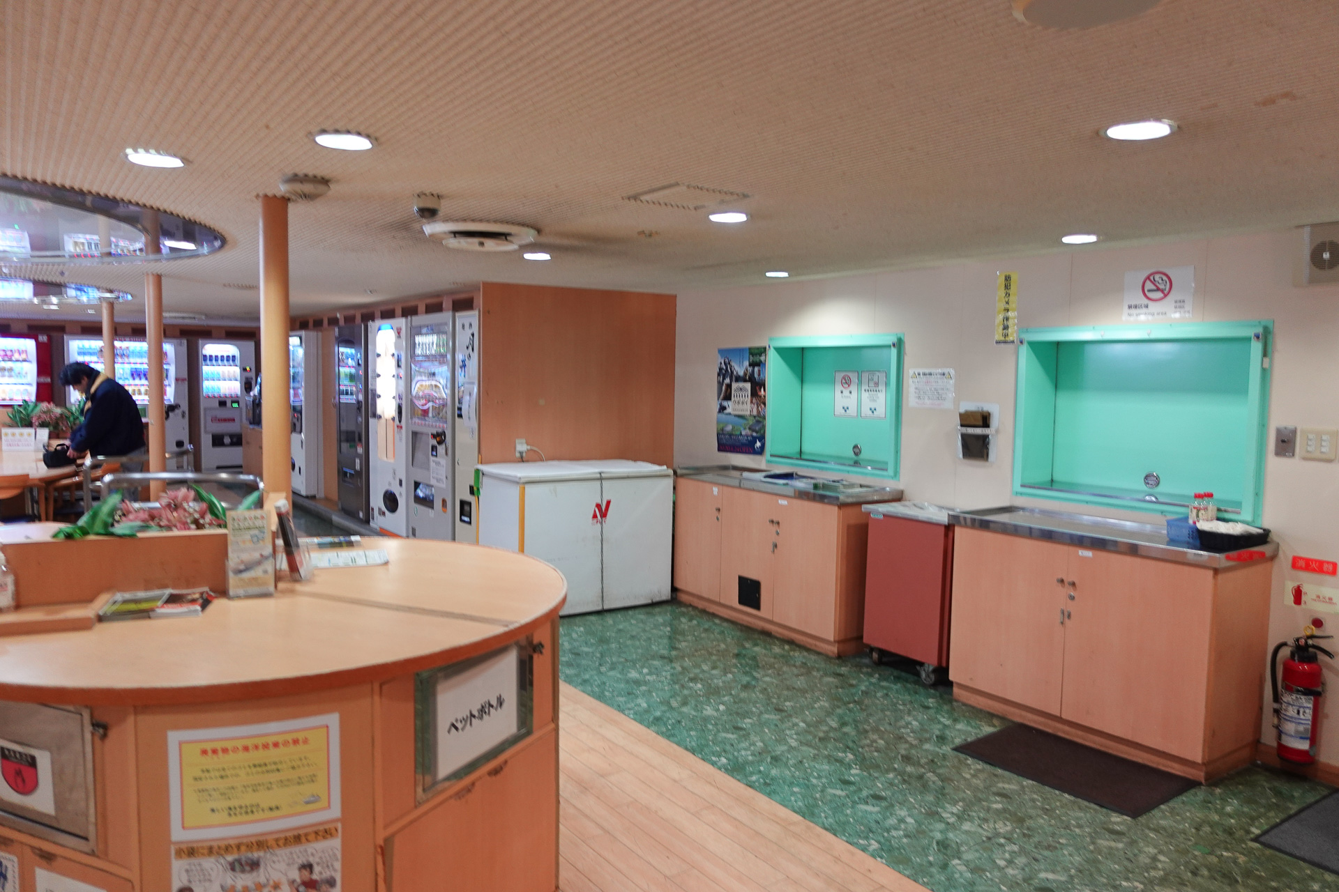 「レインボーホール」時代は右側の塞がれた窓口で料理を提供していたようだ。