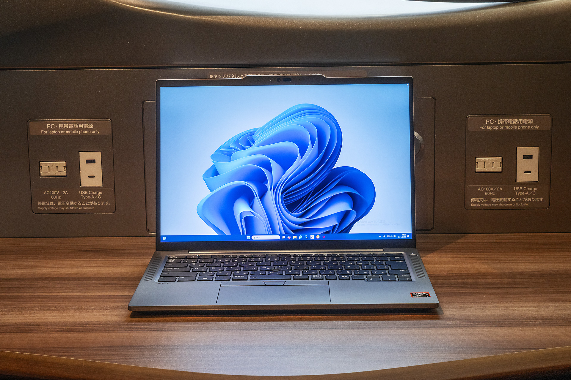 14型で1920×1200ドットのディスプレイ。色の再現度が高いIPSパネルを採用を採用している