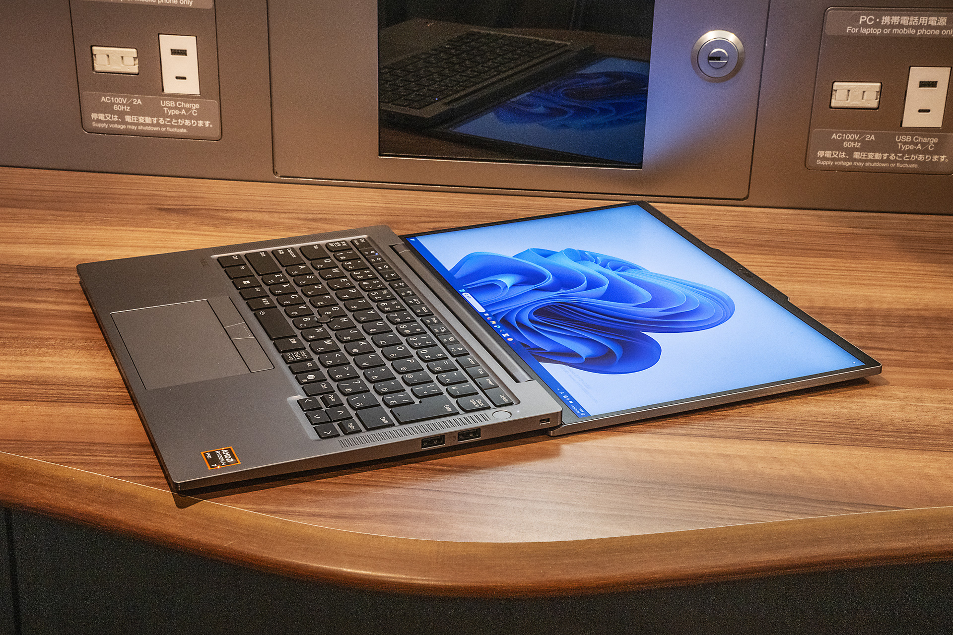 ディスプレイはほぼ180度開くので対面ミーティングで便利