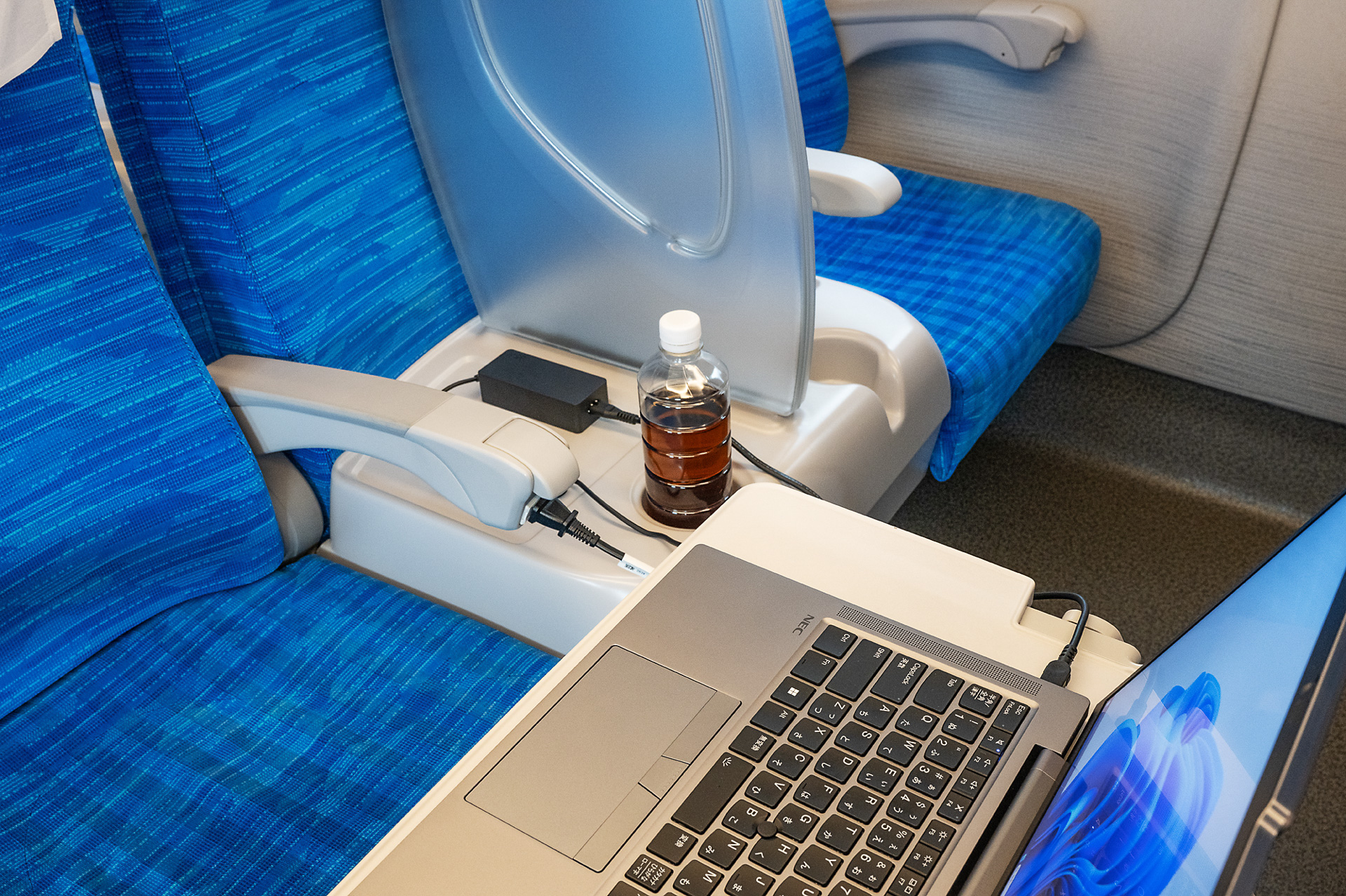 N700Sなら肘掛けにコンセントがあるので快適に作業できる。万一バッテリーが残り少なくなっても安心