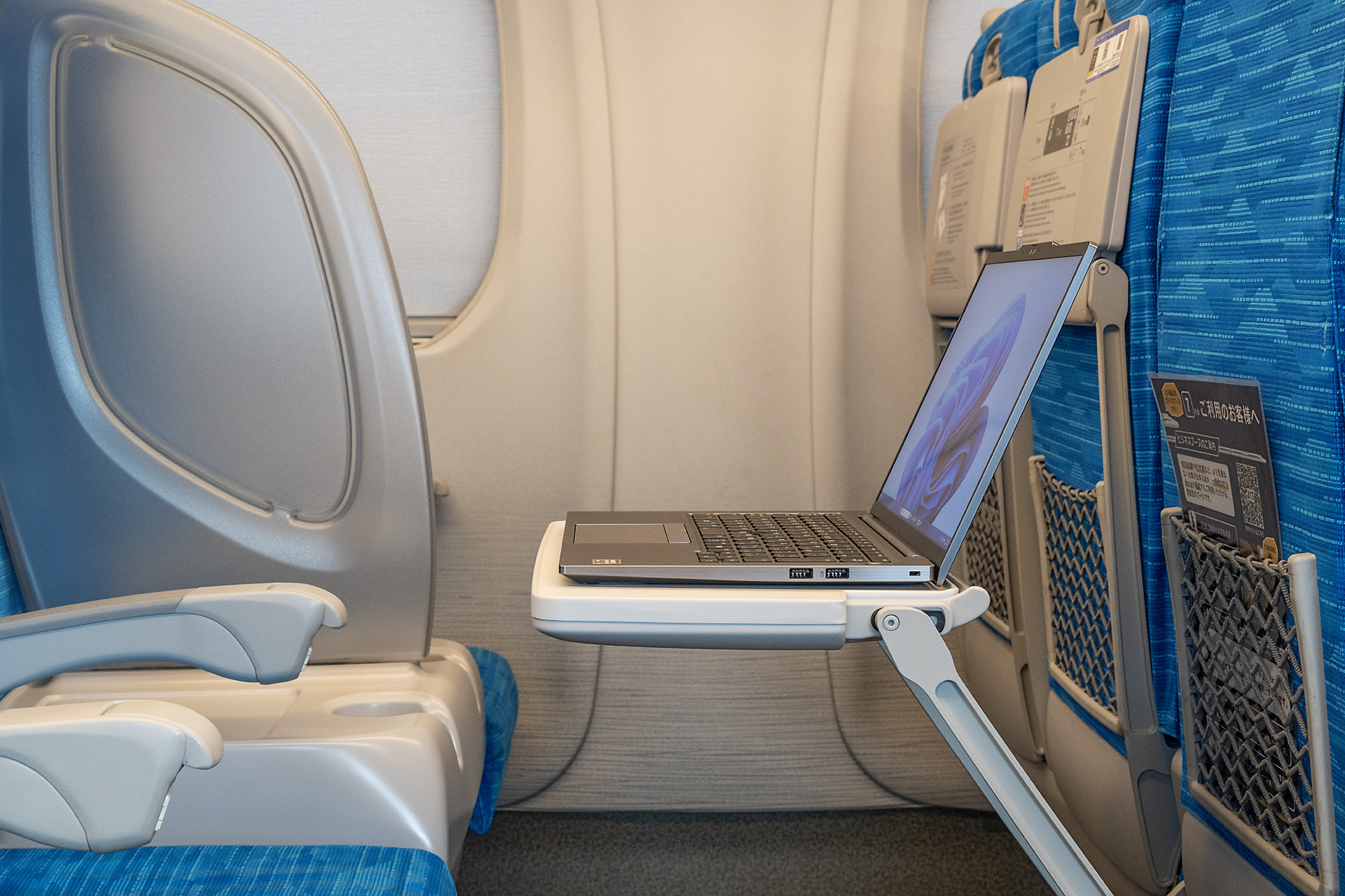 S Work Pシートのテーブルは手前に引き出すと傾いて、よりキーボード入力をしやすくできる