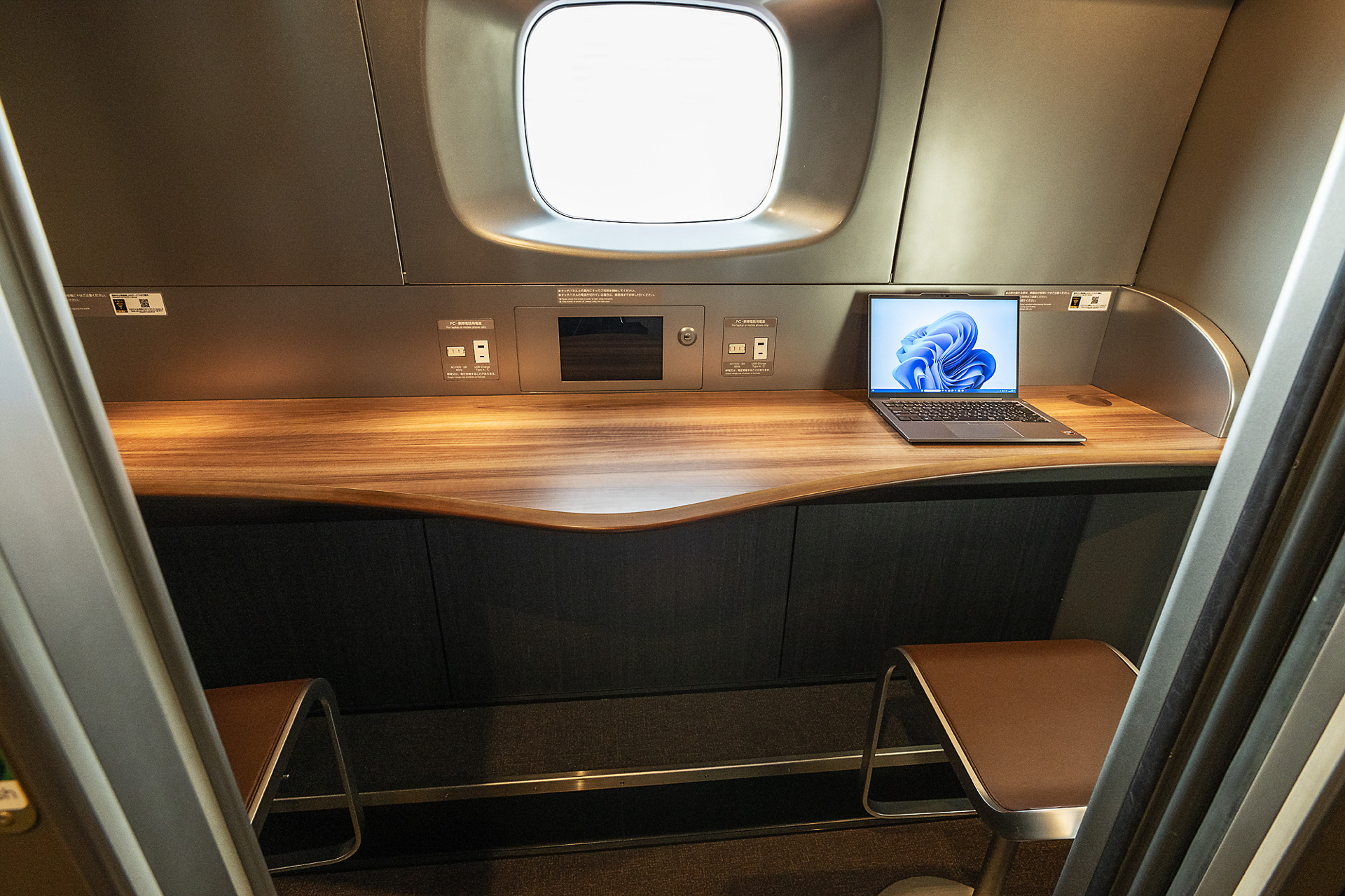 2名まで入ることができるビジネスブース