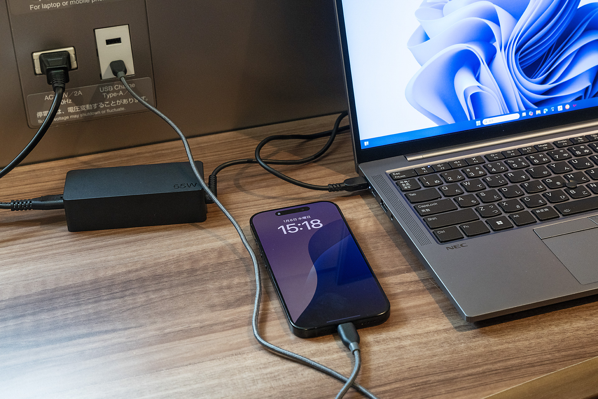 コンセントやUSBの充電ポートも備えている