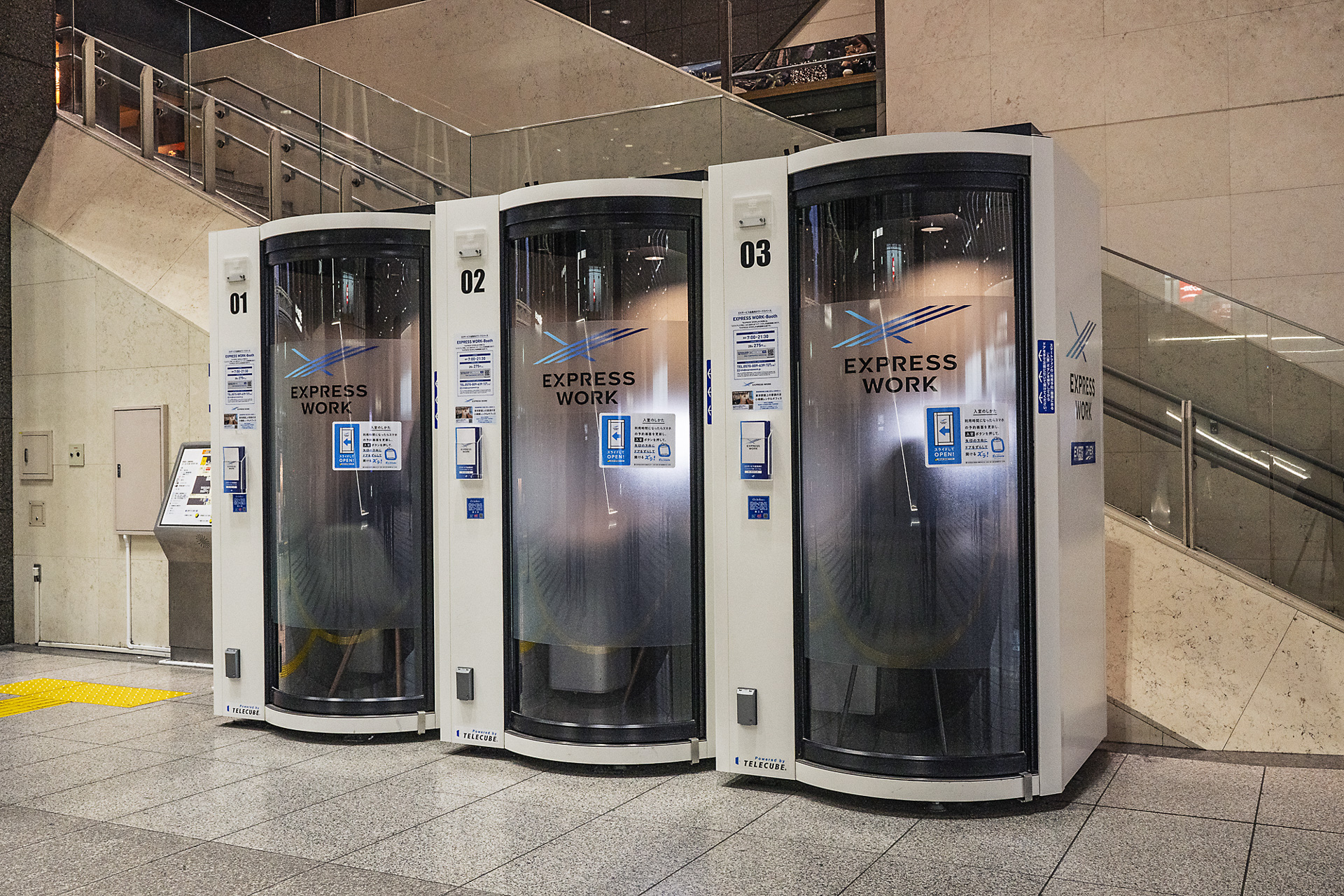 東京駅の日本橋口近くにある「EXPRESS WORK-Booth」