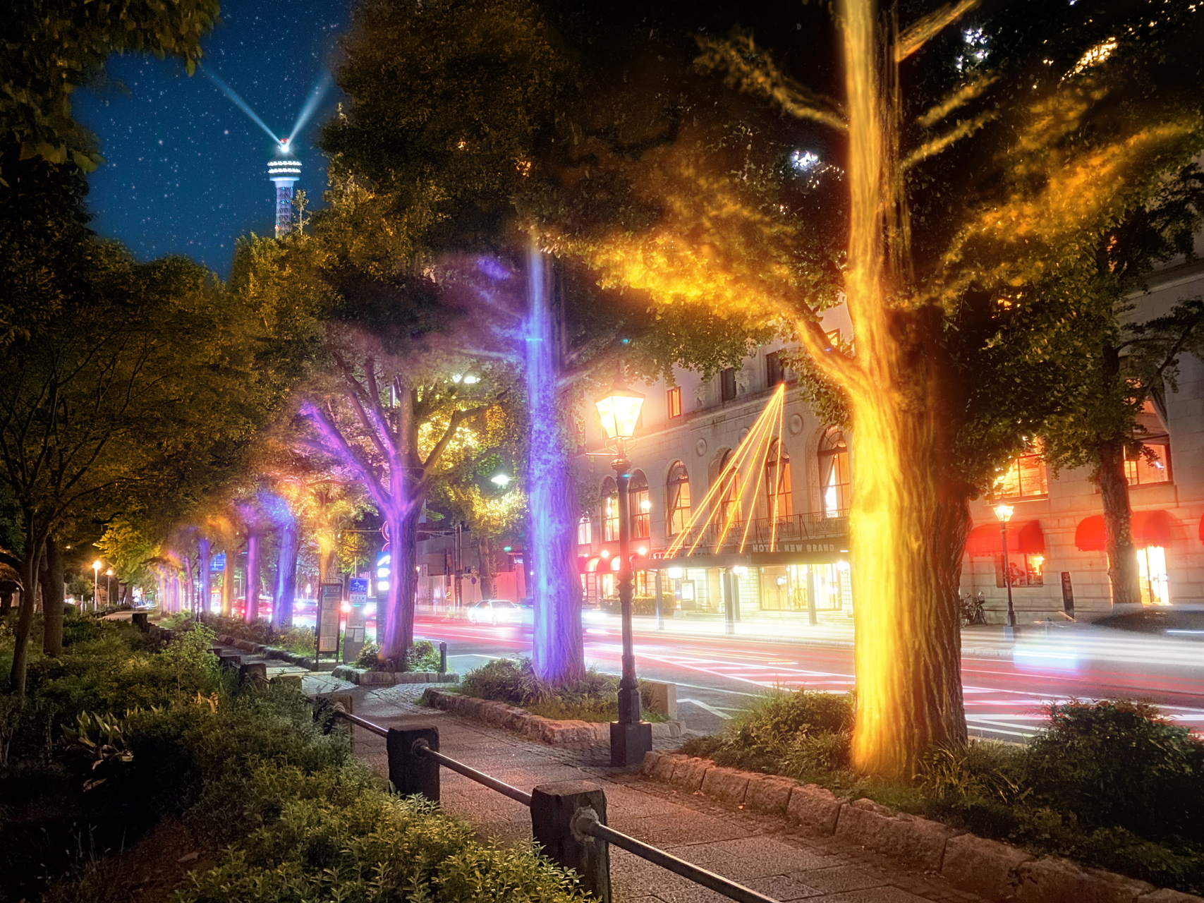 山下公園通りのイルミネーション「つながる光の並木」