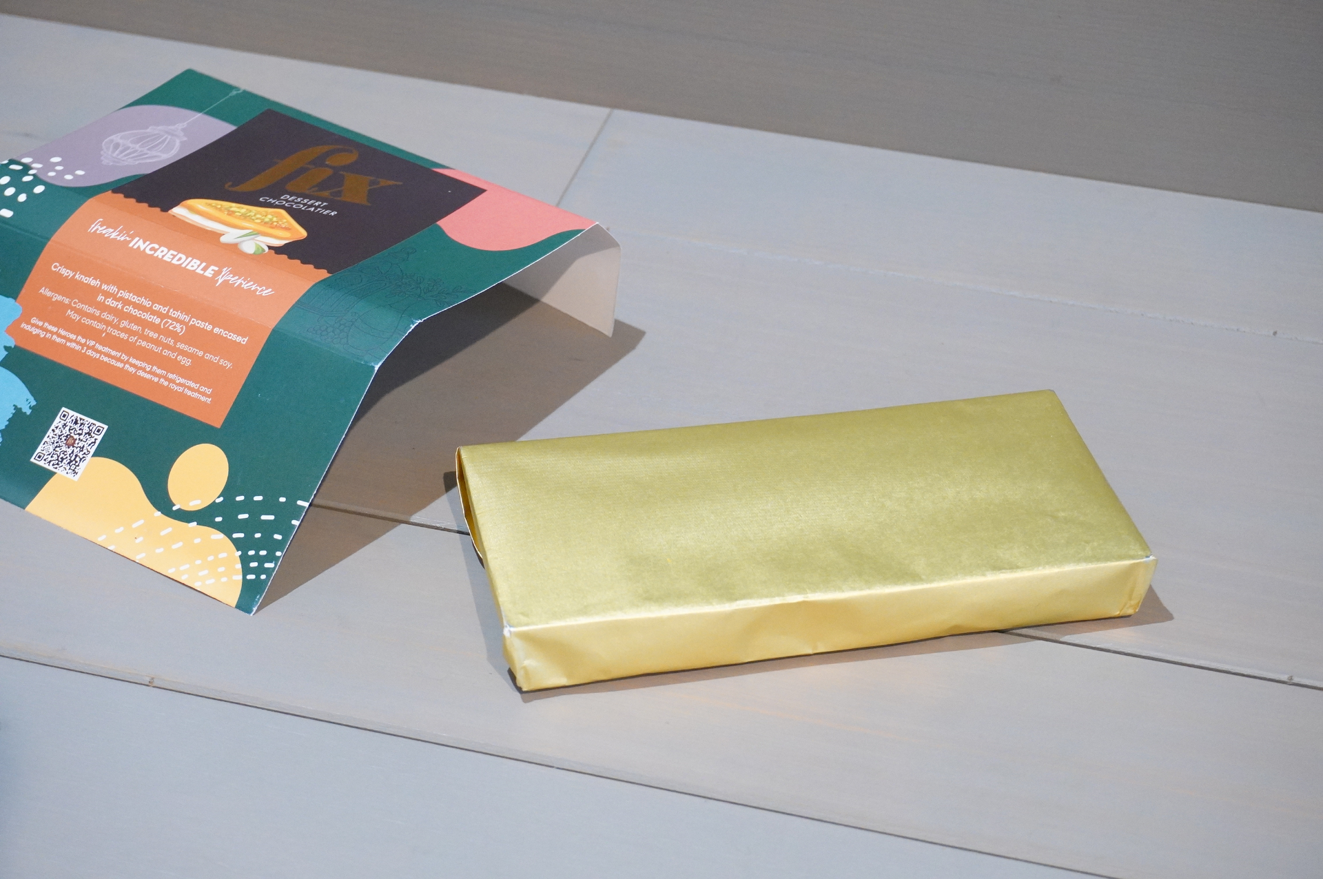 チョコは金色の紙に包まれていています