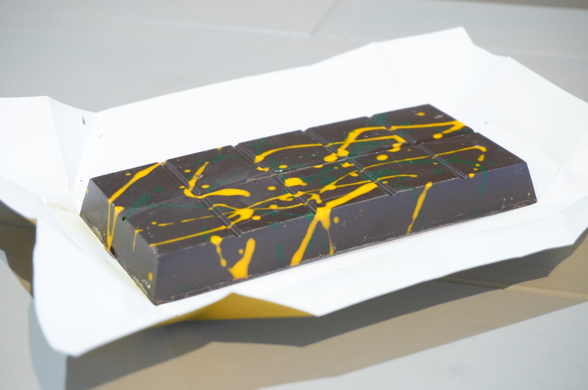 独創的な味の組み合わせだけでなく、表面のアートな模様もFIXのドバイチョコの特徴