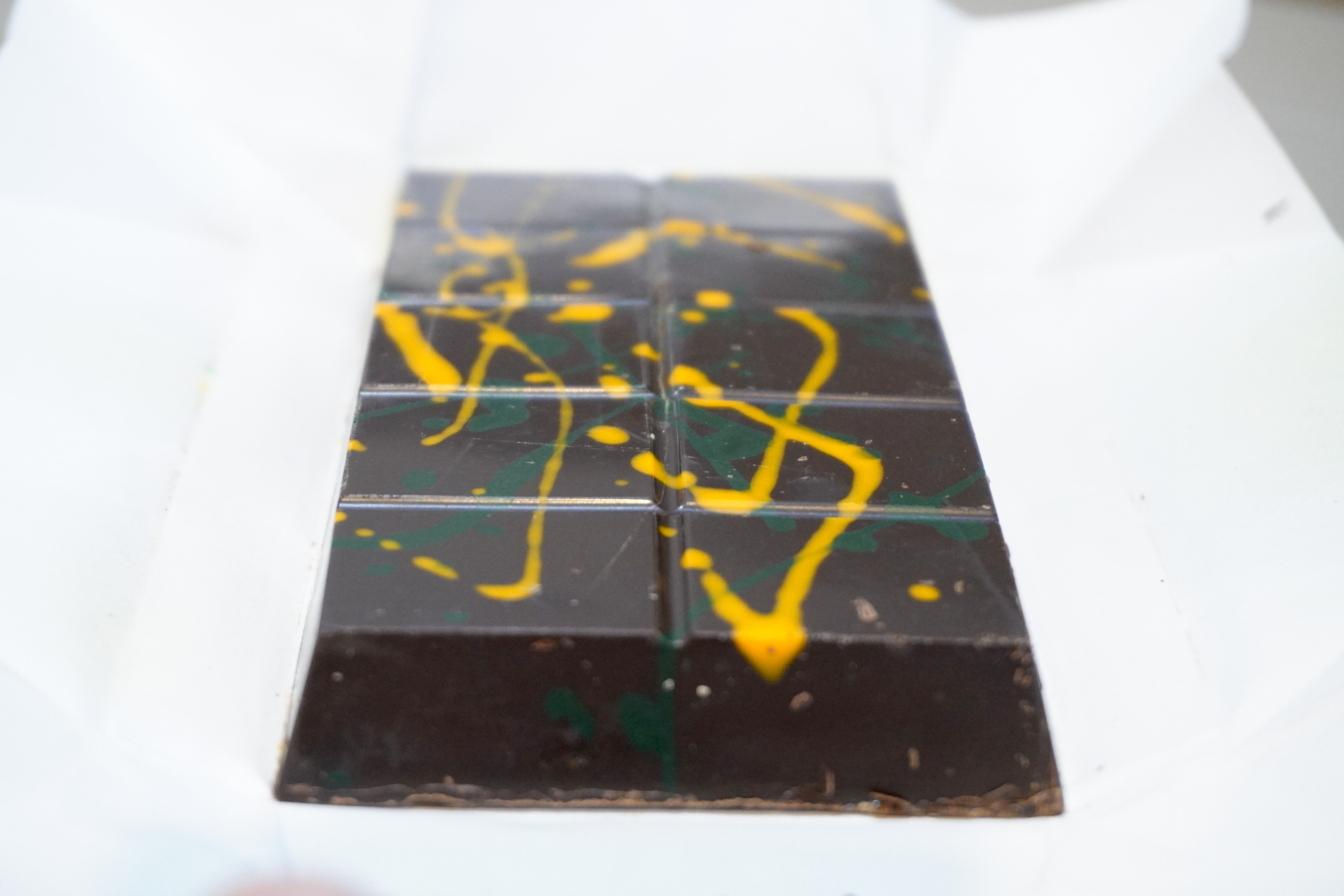 お菓子の種類としては“チョコレートバー”ですが1本と数えるには幅広く、でも1枚と数えるには分厚すぎるサイズ感