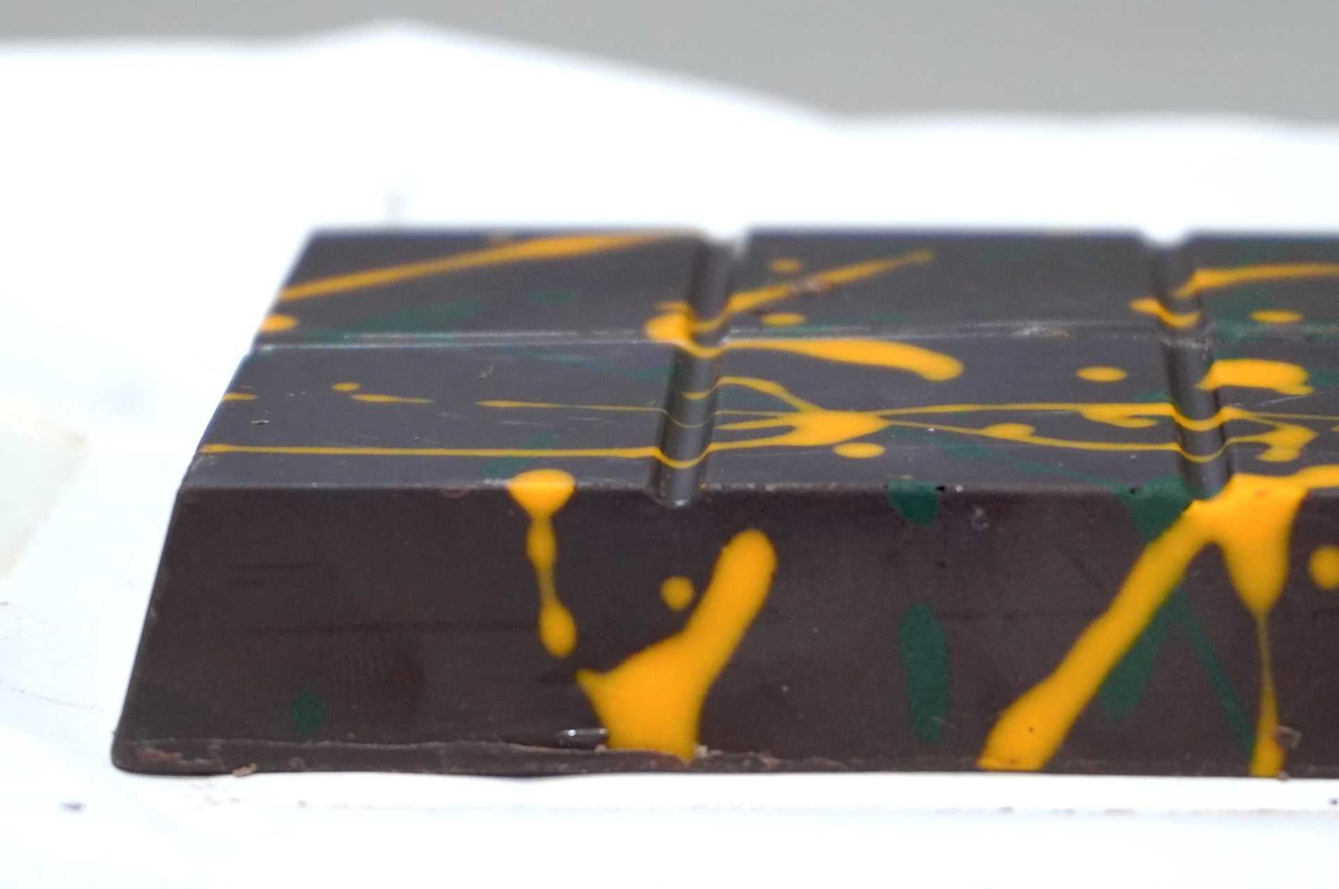 お菓子の種類としては“チョコレートバー”ですが1本と数えるには幅広く、でも1枚と数えるには分厚すぎるサイズ感