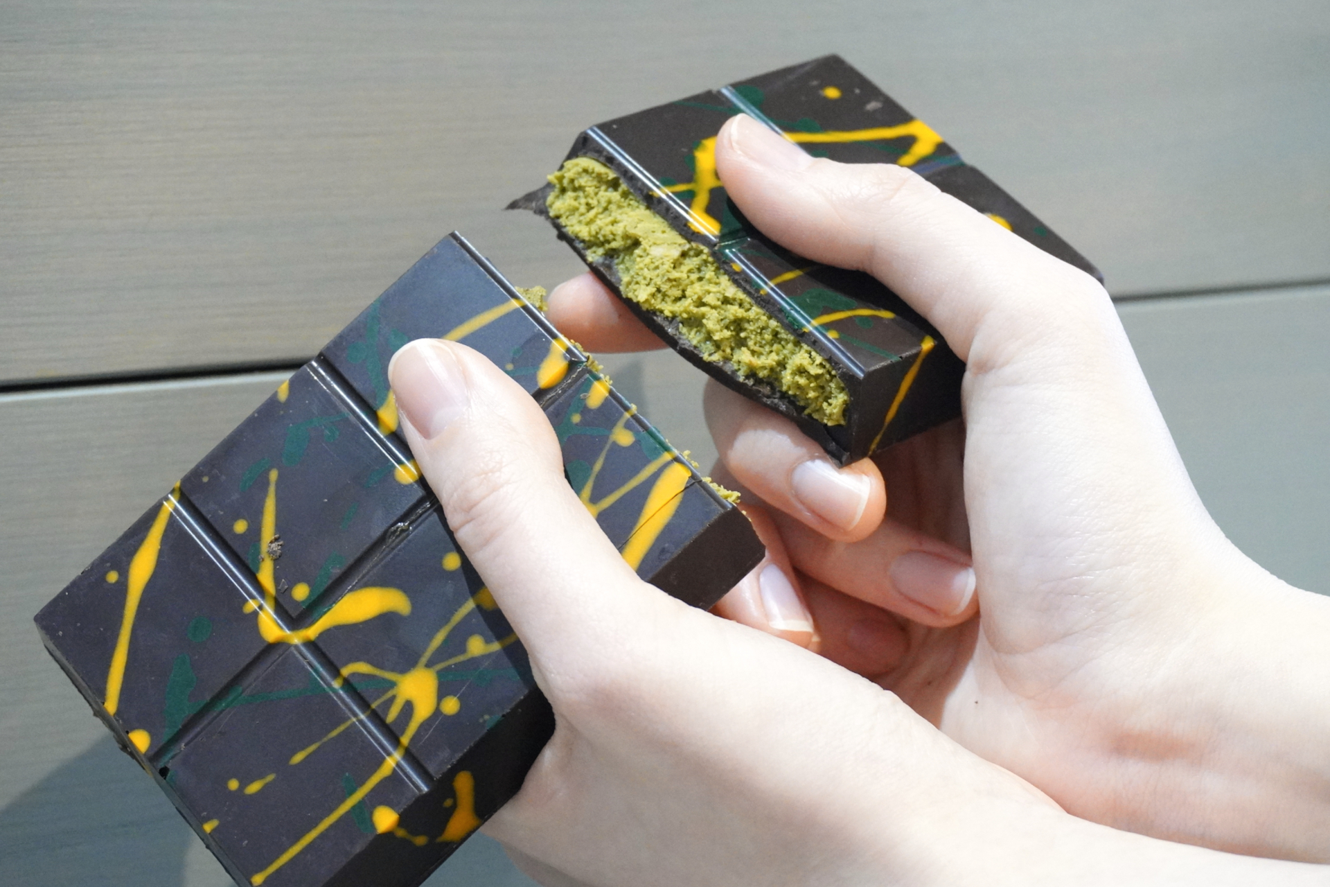 外側のビターチョコは堅そうに見えますが、中身が柔らかい分、バリッと簡単に手で割れます。食感を楽しむためによく冷やして食べるのが○