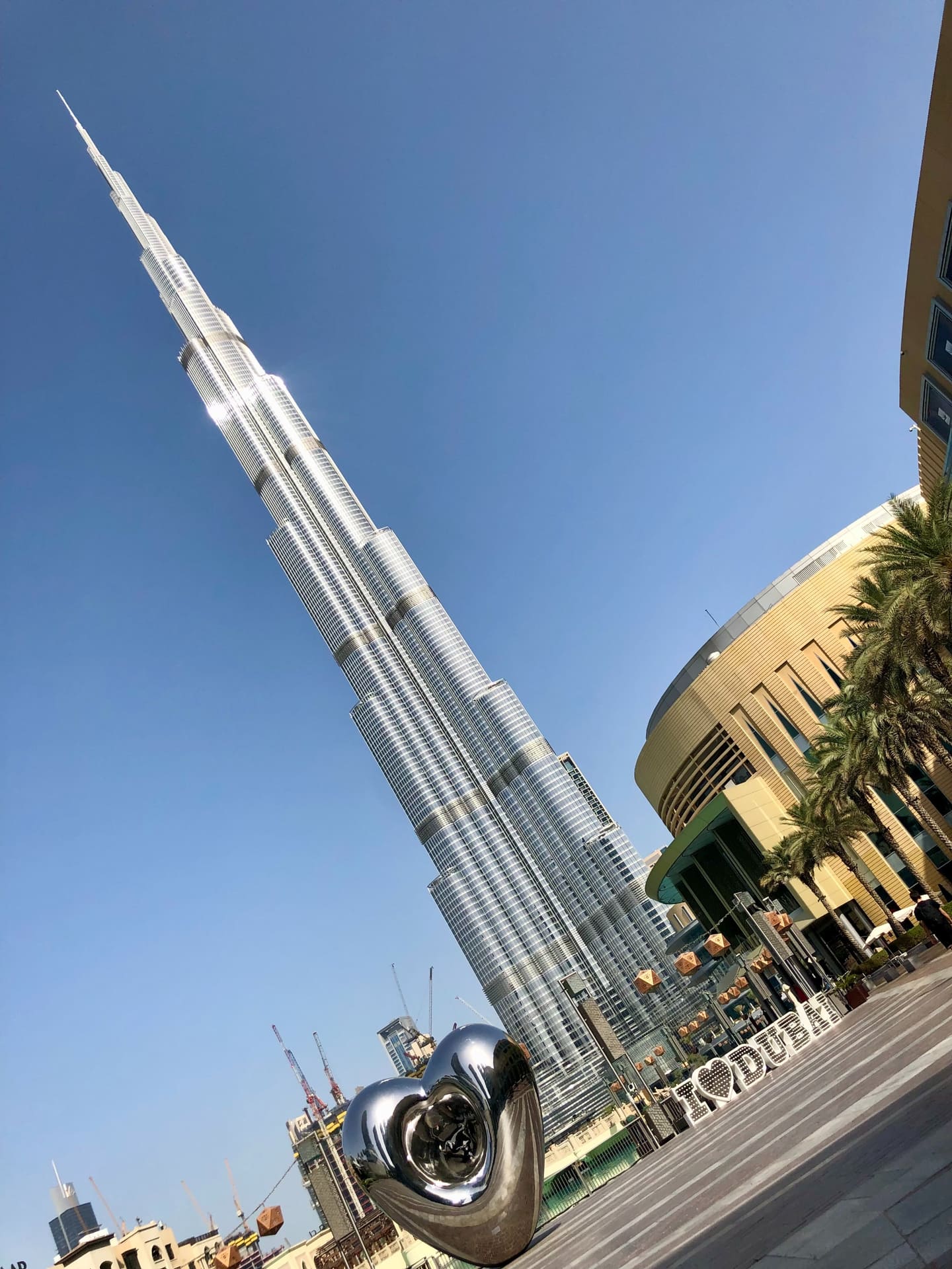 ドバイのランドマークで世界一の高層建築物「ブルジュ・ハリファ」。ぜひ本場の味も堪能しに訪れたいですね！