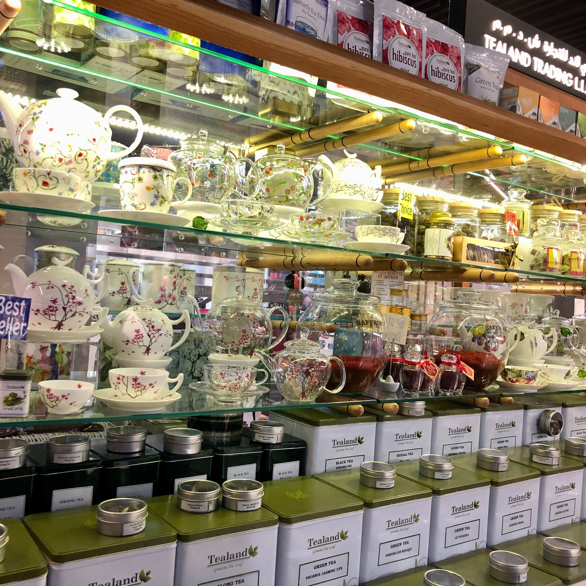 ドバイの空港やショッピングモールには、上質な紅茶やお菓子、チョコレートのショップがたくさん