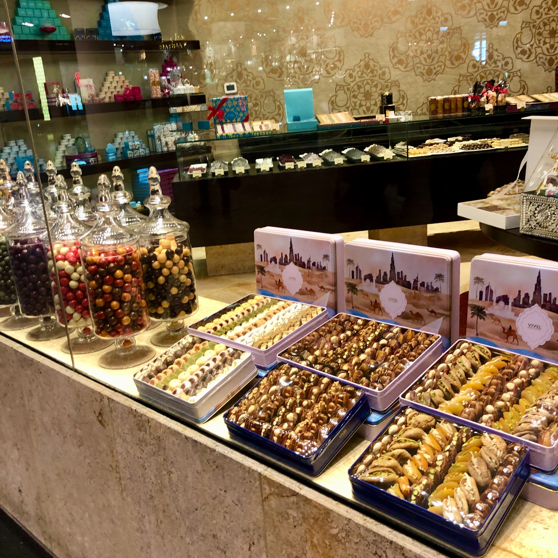 こちらはドバイ王族御用達ブランドのアラビアン紅茶「VIVEL（ヴィヴェル）」と高級お菓子「VIVEL Patisserie（ヴィヴェルパティスリー）」