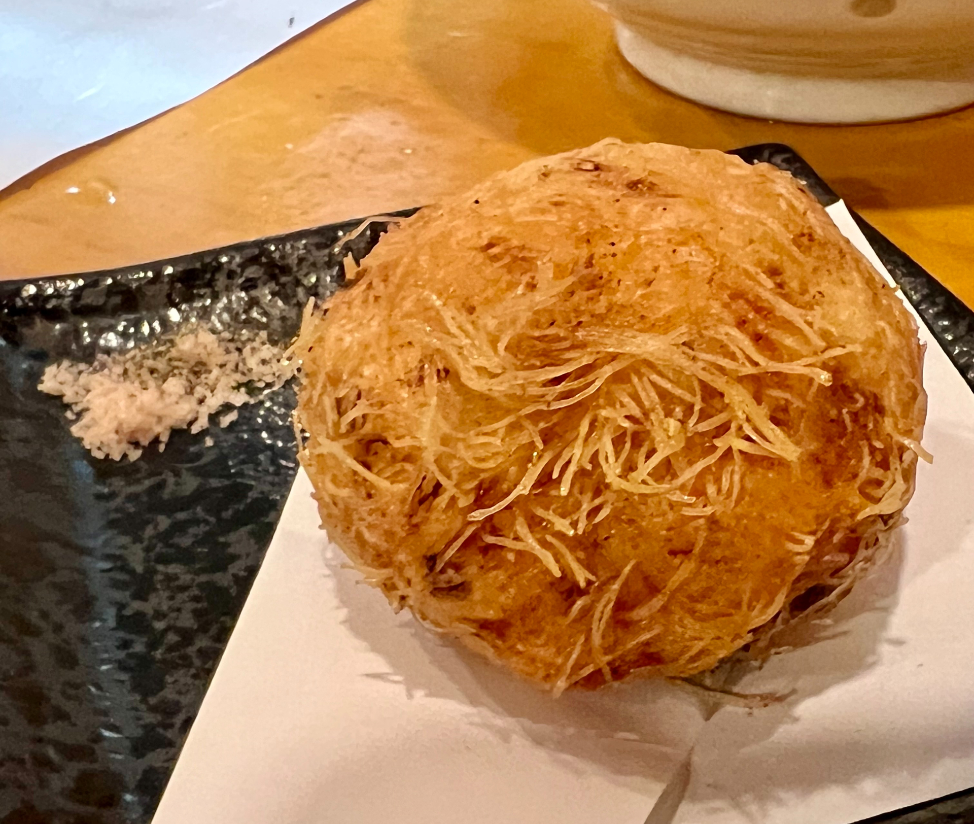 カダイフは揚げたり炒めたりすることでパリパリ食感になる細い麺状の食材です（写真は都内の某和食店で食べた、海老しんじょのカダイフ衣揚げ）